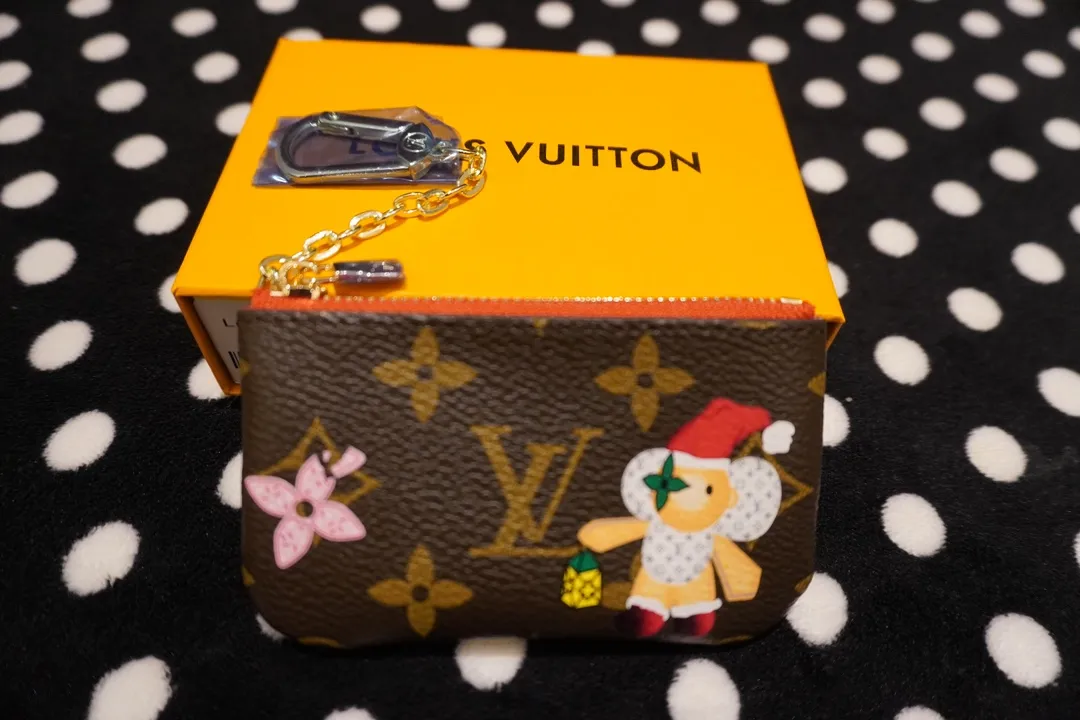 P110💰 62650, model number 12210 This LV Charms card holder is from the SnowShow series, incorporating smooth leather trim and festive patterns into the iconic Monogram canvas. The brand mascot Vivienne’s pet dog Petula lives in a corner, and Vivienne decorations and LV flowers complete the exquisite design. Size 11x7