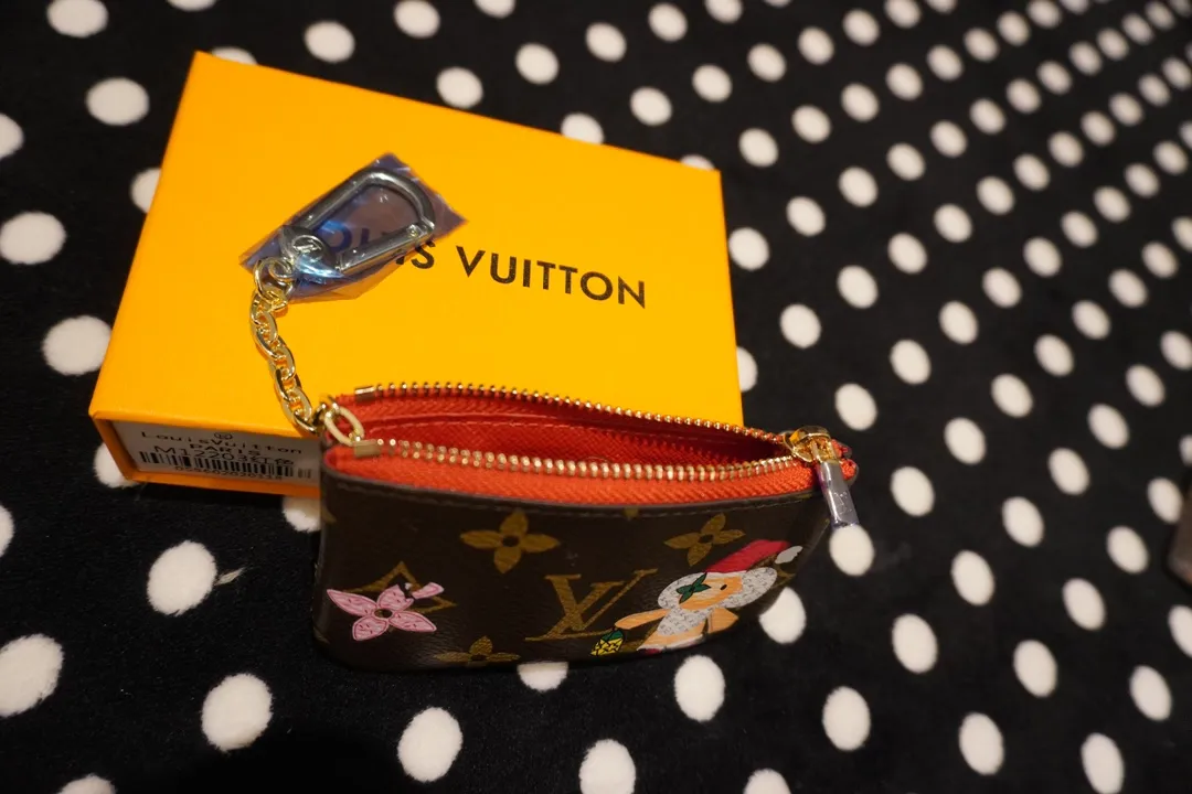 P110💰 62650, model number 12210 This LV Charms card holder is from the SnowShow series, incorporating smooth leather trim and festive patterns into the iconic Monogram canvas. The brand mascot Vivienne’s pet dog Petula lives in a corner, and Vivienne decorations and LV flowers complete the exquisite design. Size 11x7