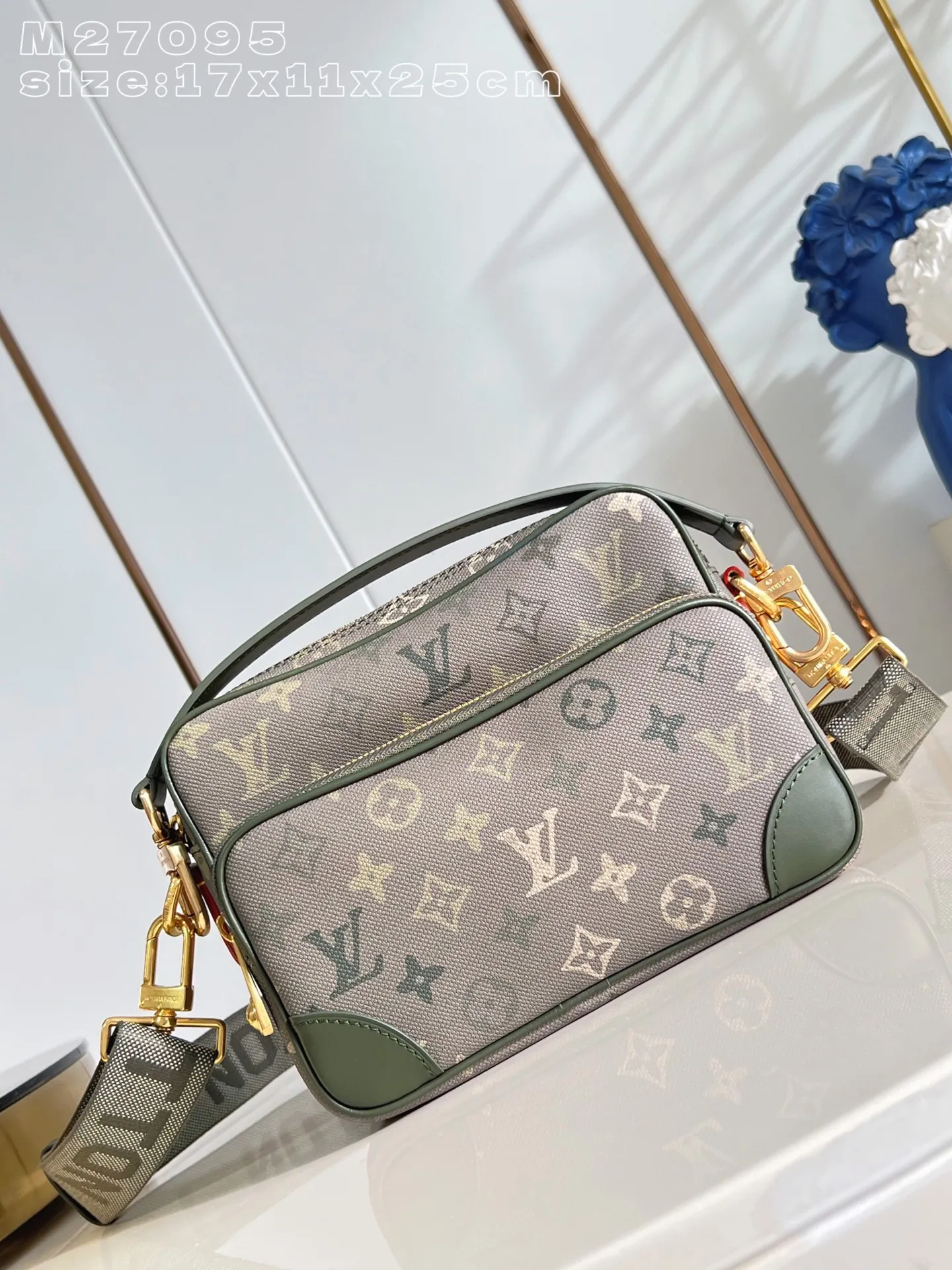 💰940 top original order [Exclusive real shot M27095] This Nil crossbody bag is made of Monogram Heritage canvas to create a retro shape, with a main compartment, inner patch pocket and zipper front pocket. The top leather handle and shoulder strap are detachable, providing a variety of carrying options. Front pocket Marque L.Vuitton Déposée print 17.5 x 11 x 25 cm (H x W x L) E