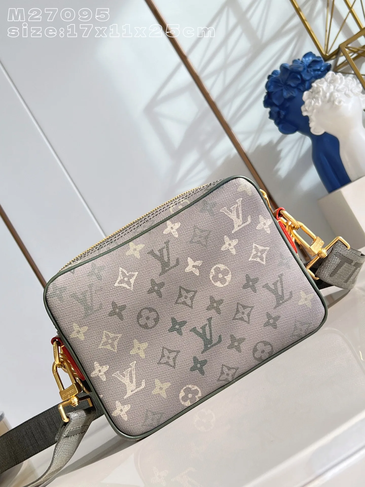 💰940 top original order [Exclusive real shot M27095] This Nil crossbody bag is made of Monogram Heritage canvas to create a retro shape, with a main compartment, inner patch pocket and zipper front pocket. The top leather handle and shoulder strap are detachable, providing a variety of carrying options. Front pocket Marque L.Vuitton Déposée print 17.5 x 11 x 25 cm (H x W x L) E