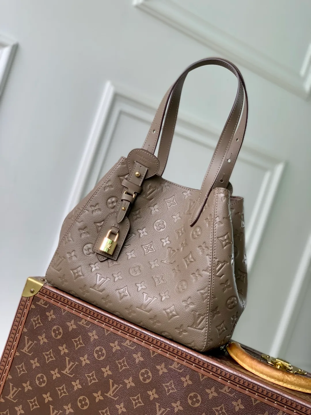 💰1140 (top-grain leather) top-quality original M25858 khaki green. This All In One small handbag is made of Monogram Empreinte leather in elegant colors, contrasting with the metal padlock and nameplate. Internal pockets and zipper bags provide secure storage, and the sophisticated construction allows for a variety of carrying options. It can be worn as a Hobo bag or as an open tote bag for commuting and weekend outings. 22 x 15 x 40 cm (height x width x length)