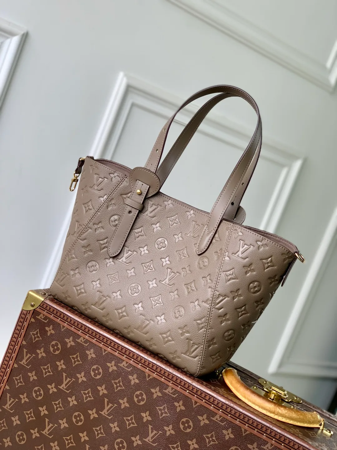 💰1140 (top-grain leather) top-quality original M25858 khaki green. This All In One small handbag is made of Monogram Empreinte leather in elegant colors, contrasting with the metal padlock and nameplate. Internal pockets and zipper bags provide secure storage, and the sophisticated construction allows for a variety of carrying options. It can be worn as a Hobo bag or as an open tote bag for commuting and weekend outings. 22 x 15 x 40 cm (height x width x length)