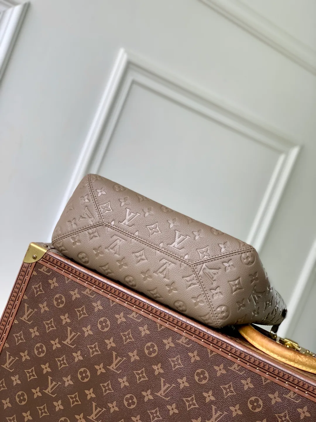 💰1140 (top-grain leather) top-quality original M25858 khaki green. This All In One small handbag is made of Monogram Empreinte leather in elegant colors, contrasting with the metal padlock and nameplate. Internal pockets and zipper bags provide secure storage, and the sophisticated construction allows for a variety of carrying options. It can be worn as a Hobo bag or as an open tote bag for commuting and weekend outings. 22 x 15 x 40 cm (height x width x length)