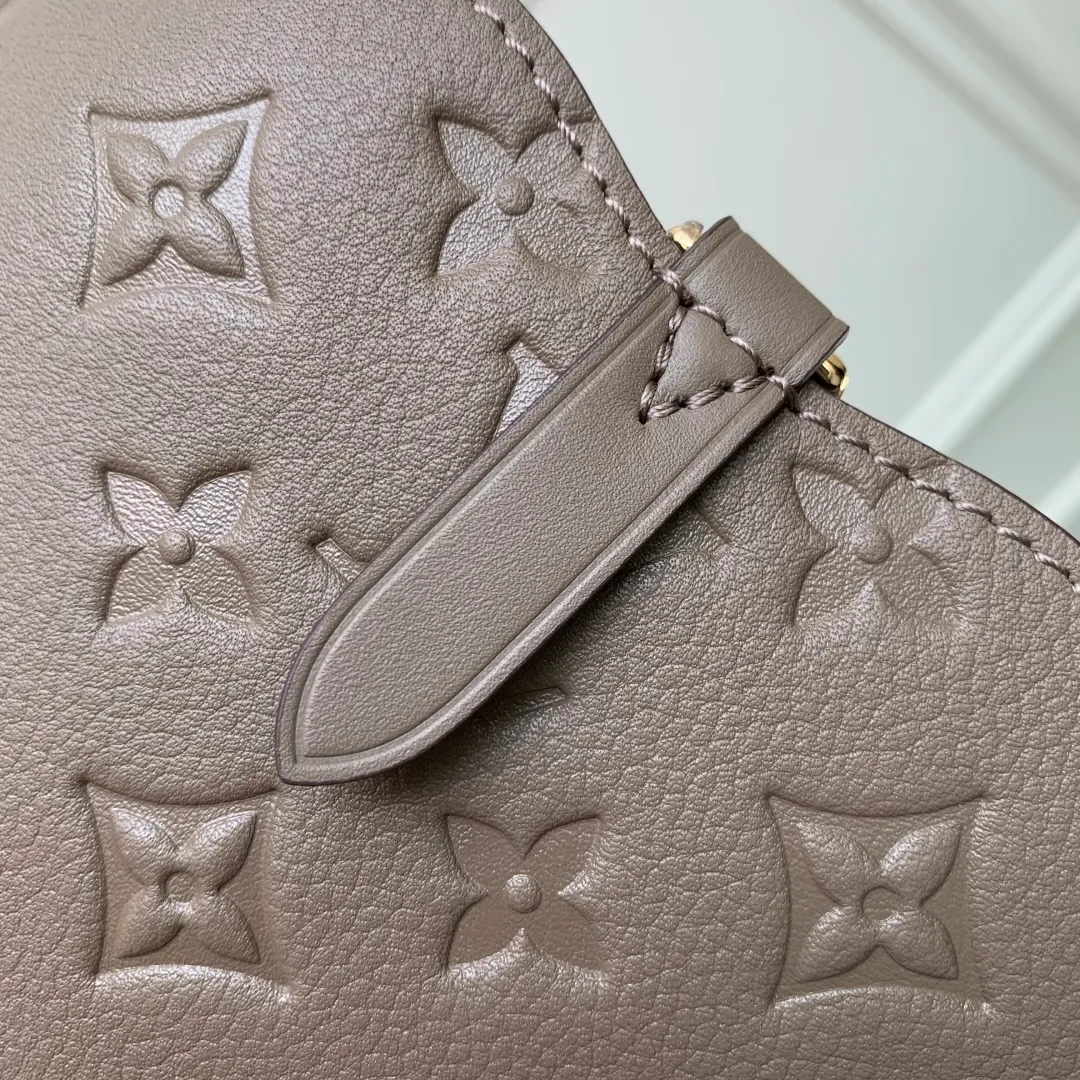 💰1140 (top-grain leather) top-quality original M25858 khaki green. This All In One small handbag is made of Monogram Empreinte leather in elegant colors, contrasting with the metal padlock and nameplate. Internal pockets and zipper bags provide secure storage, and the sophisticated construction allows for a variety of carrying options. It can be worn as a Hobo bag or as an open tote bag for commuting and weekend outings. 22 x 15 x 40 cm (height x width x length)