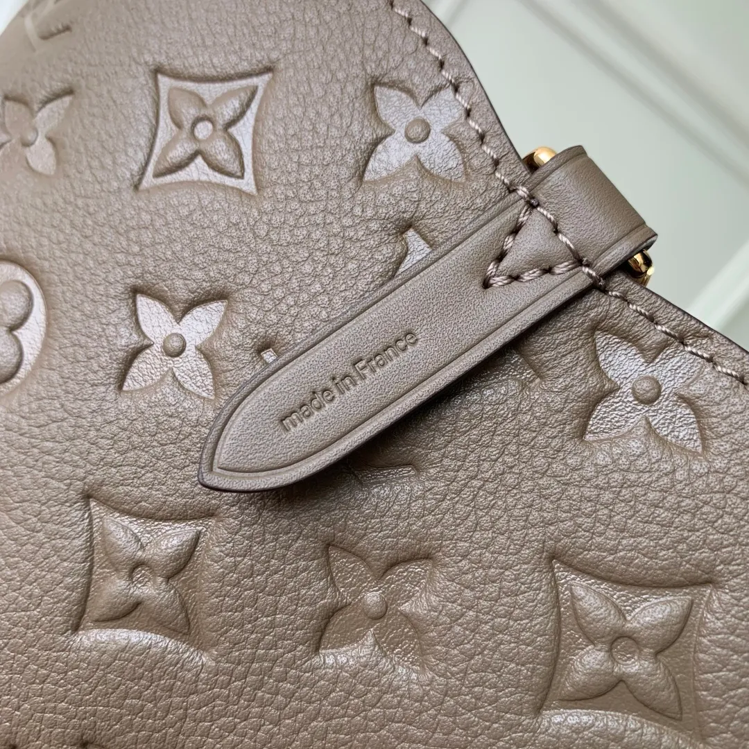 💰1140 (top-grain leather) top-quality original M25858 khaki green. This All In One small handbag is made of Monogram Empreinte leather in elegant colors, contrasting with the metal padlock and nameplate. Internal pockets and zipper bags provide secure storage, and the sophisticated construction allows for a variety of carrying options. It can be worn as a Hobo bag or as an open tote bag for commuting and weekend outings. 22 x 15 x 40 cm (height x width x length)