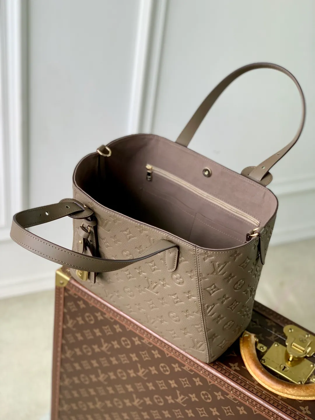 💰1140 (top-grain leather) top-quality original M25858 khaki green. This All In One small handbag is made of Monogram Empreinte leather in elegant colors, contrasting with the metal padlock and nameplate. Internal pockets and zipper bags provide secure storage, and the sophisticated construction allows for a variety of carrying options. It can be worn as a Hobo bag or as an open tote bag for commuting and weekend outings. 22 x 15 x 40 cm (height x width x length)