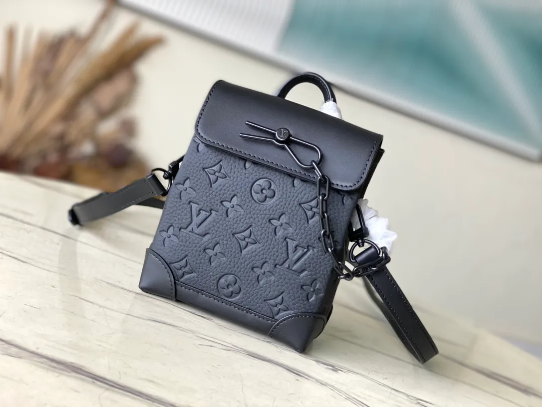 💰880 (top layer leather) top original order M82772 This Nano Steamer handbag is made of Monogram embossed Taurillon leather, which cleverly condenses the essence of the brand's classic Steamer handbag. The front cover is equipped with a magnetic buckle closure and a Steamer-style chain, making it easy to access your belongings. The detachable and adjustable shoulder strap and top handle allow you to carry it on your back, cross-body or hand-held. Dimensions: 15 × 18 × 7 cm