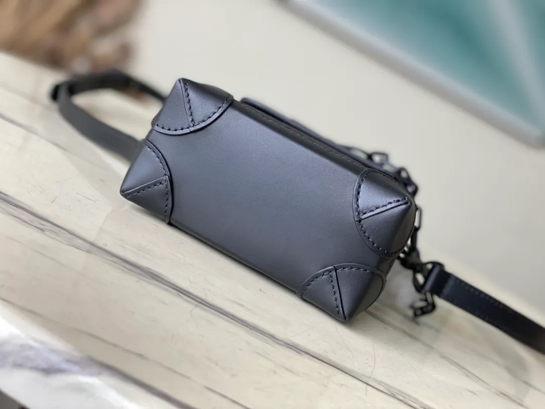 💰880 (top layer leather) top original order M82772 This Nano Steamer handbag is made of Monogram embossed Taurillon leather, which cleverly condenses the essence of the brand's classic Steamer handbag. The front cover is equipped with a magnetic buckle closure and a Steamer-style chain, making it easy to access your belongings. The detachable and adjustable shoulder strap and top handle allow you to carry it on your back, cross-body or hand-held. Dimensions: 15 × 18 × 7 cm