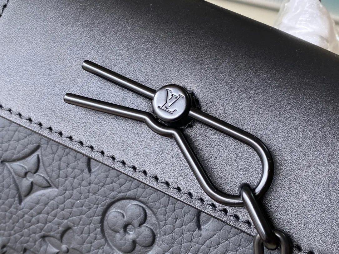 💰880 (top layer leather) top original order M82772 This Nano Steamer handbag is made of Monogram embossed Taurillon leather, which cleverly condenses the essence of the brand's classic Steamer handbag. The front cover is equipped with a magnetic buckle closure and a Steamer-style chain, making it easy to access your belongings. The detachable and adjustable shoulder strap and top handle allow you to carry it on your back, cross-body or hand-held. Dimensions: 15 × 18 × 7 cm
