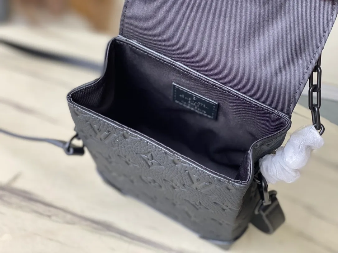 💰880 (top layer leather) top original order M82772 This Nano Steamer handbag is made of Monogram embossed Taurillon leather, which cleverly condenses the essence of the brand's classic Steamer handbag. The front cover is equipped with a magnetic buckle closure and a Steamer-style chain, making it easy to access your belongings. The detachable and adjustable shoulder strap and top handle allow you to carry it on your back, cross-body or hand-held. Dimensions: 15 × 18 × 7 cm