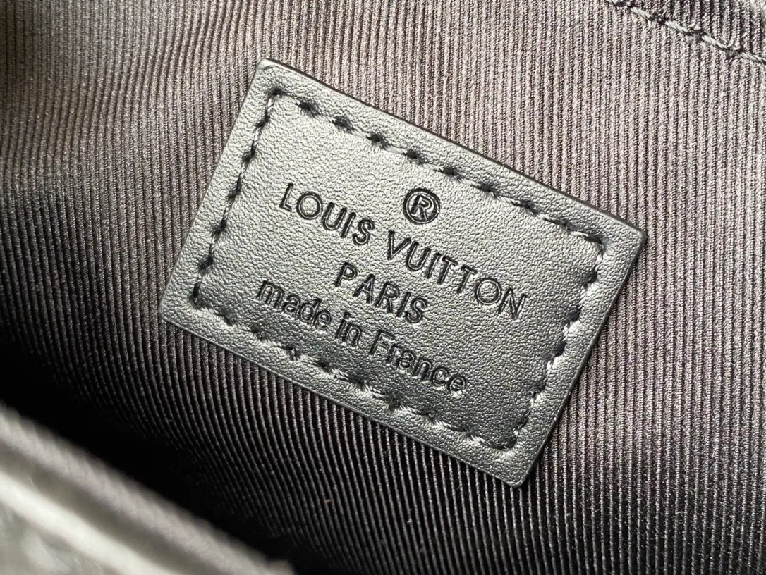 💰880 (top layer leather) top original order M82772 This Nano Steamer handbag is made of Monogram embossed Taurillon leather, which cleverly condenses the essence of the brand's classic Steamer handbag. The front cover is equipped with a magnetic buckle closure and a Steamer-style chain, making it easy to access your belongings. The detachable and adjustable shoulder strap and top handle allow you to carry it on your back, cross-body or hand-held. Dimensions: 15 × 18 × 7 cm