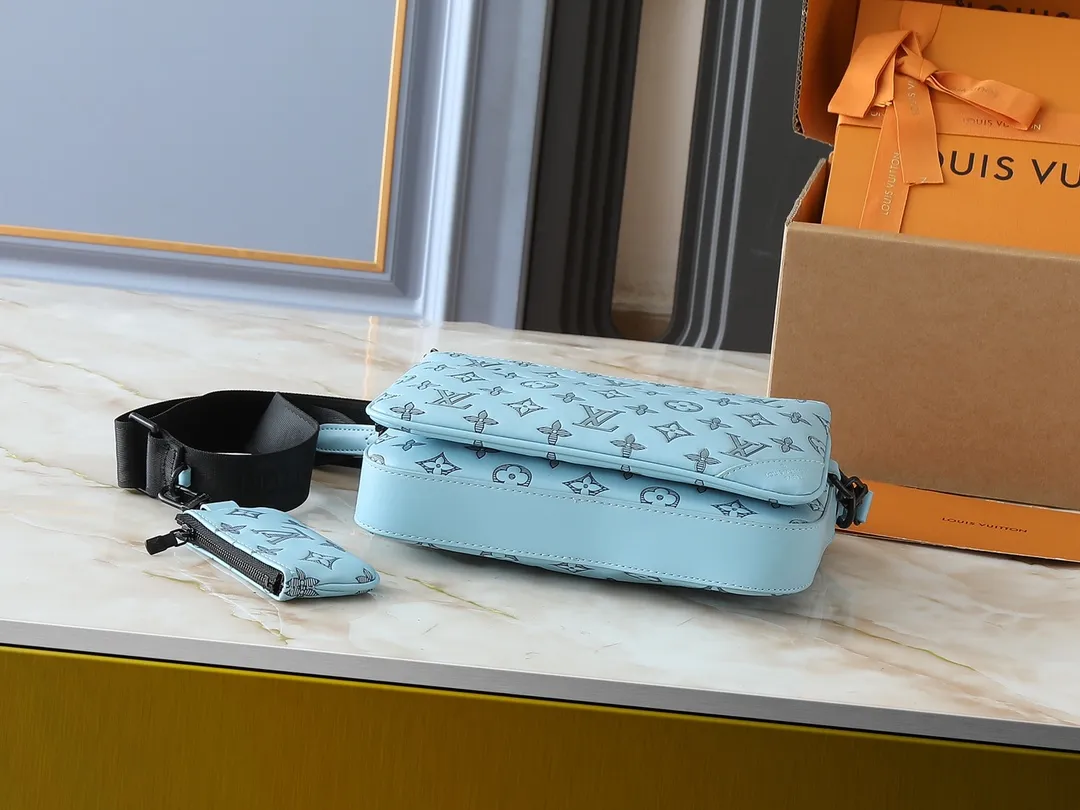 💰260💰Upgraded from the original M14781 M14069 M11648 M11645 M24754 M46603 M46602 M46604 M69443 This Trio messenger bag is made of Monogram embossed cow leather. The zippered front pocket and the small coin purse on the shoulder strap are both detachable, enriching the functional design with the main compartment. The removable and adjustable jacquard fabric shoulder strap is marked with the brand's logo for comfortable shoulder and cross-body wear. Size: 25×18.5×7cm