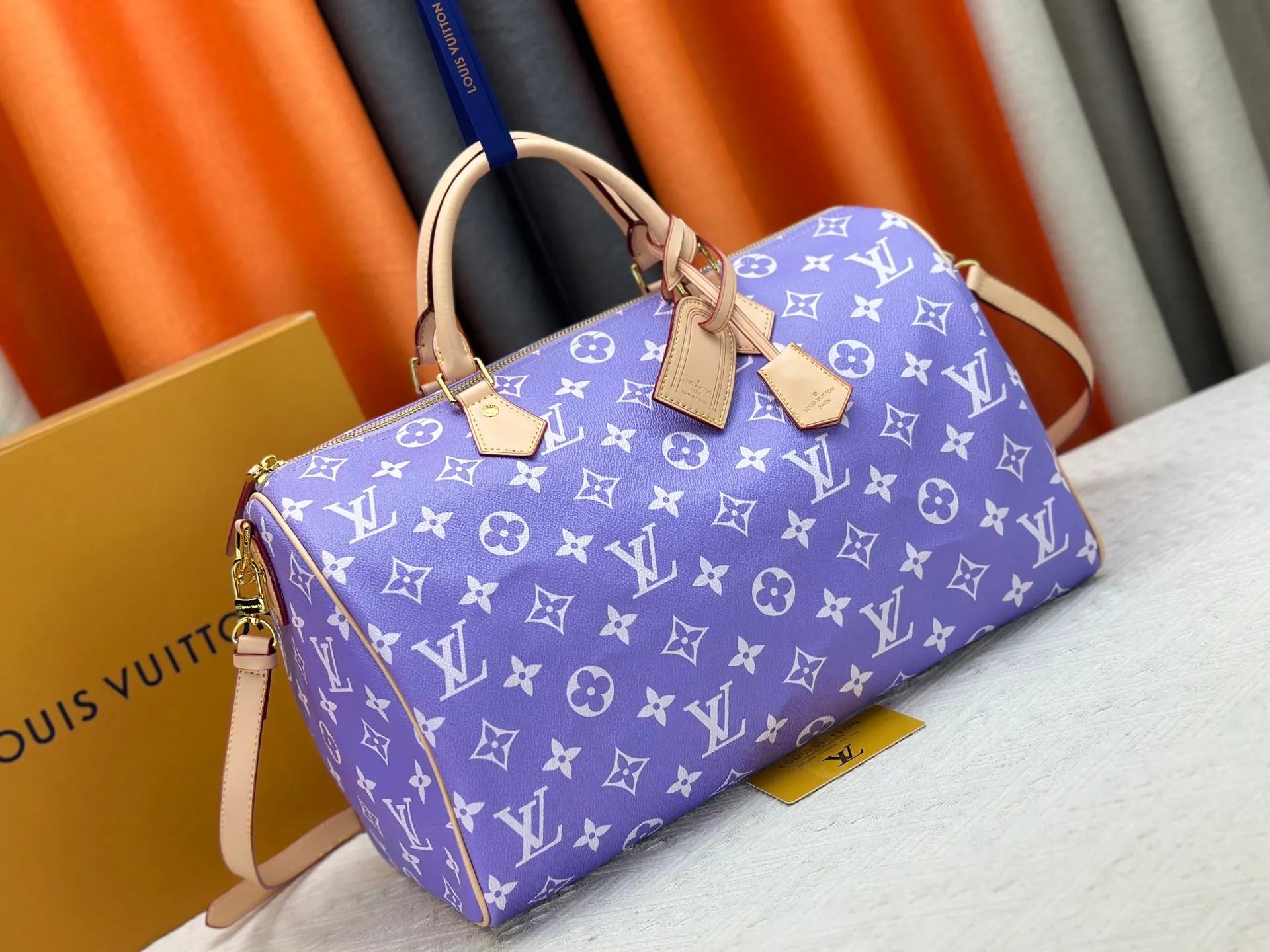 P320 Upgraded original M24420 M24441 M24424 This model has ostrich leather pattern. The Speedy Bandoulière 40 Monogram Leather handbag is made of soft cow leather and uses Monogram pattern to reproduce the elegant look and feel of canvas printing. Dazzling metal hardware, sheepskin lining and nameplate all reflect Creative Director Pharrell Williams' relentless attention to detail. 40x27x20cm (length x height x width)