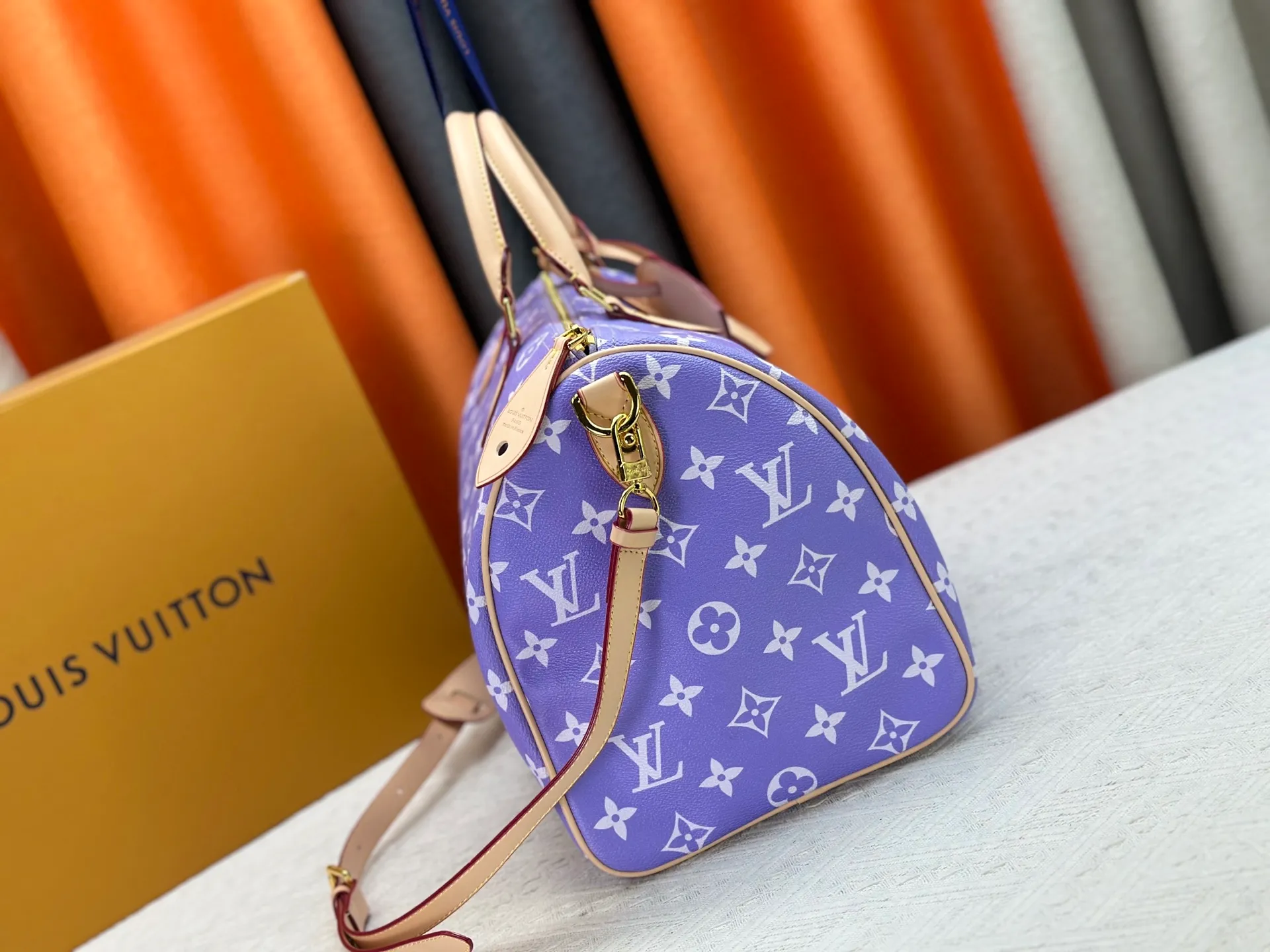 P320 Upgraded original M24420 M24441 M24424 This model has ostrich leather pattern. The Speedy Bandoulière 40 Monogram Leather handbag is made of soft cow leather and uses Monogram pattern to reproduce the elegant look and feel of canvas printing. Dazzling metal hardware, sheepskin lining and nameplate all reflect Creative Director Pharrell Williams' relentless attention to detail. 40x27x20cm (length x height x width)