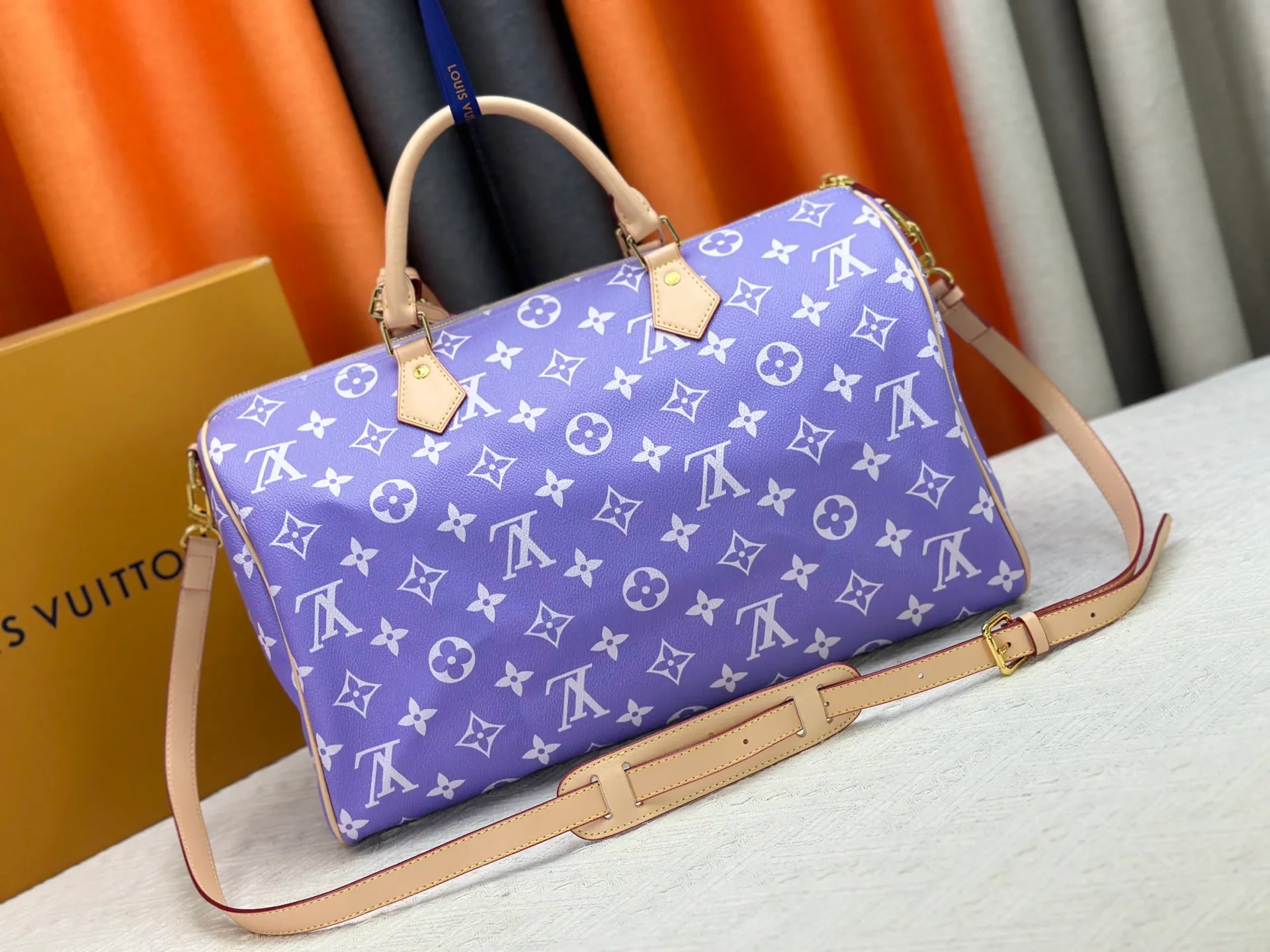 P320 Upgraded original M24420 M24441 M24424 This model has ostrich leather pattern. The Speedy Bandoulière 40 Monogram Leather handbag is made of soft cow leather and uses Monogram pattern to reproduce the elegant look and feel of canvas printing. Dazzling metal hardware, sheepskin lining and nameplate all reflect Creative Director Pharrell Williams' relentless attention to detail. 40x27x20cm (length x height x width)