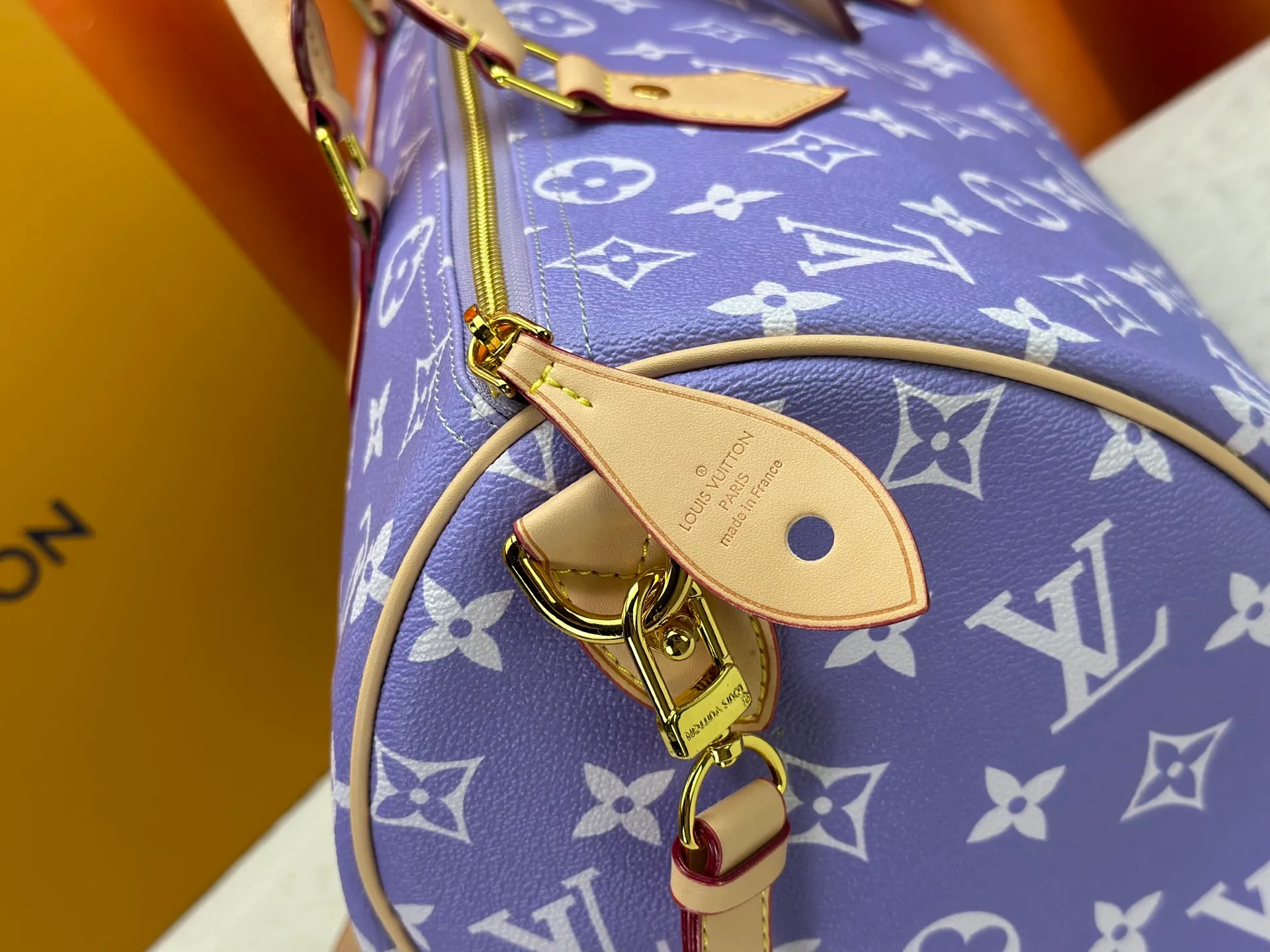 P320 Upgraded original M24420 M24441 M24424 This model has ostrich leather pattern. The Speedy Bandoulière 40 Monogram Leather handbag is made of soft cow leather and uses Monogram pattern to reproduce the elegant look and feel of canvas printing. Dazzling metal hardware, sheepskin lining and nameplate all reflect Creative Director Pharrell Williams' relentless attention to detail. 40x27x20cm (length x height x width)