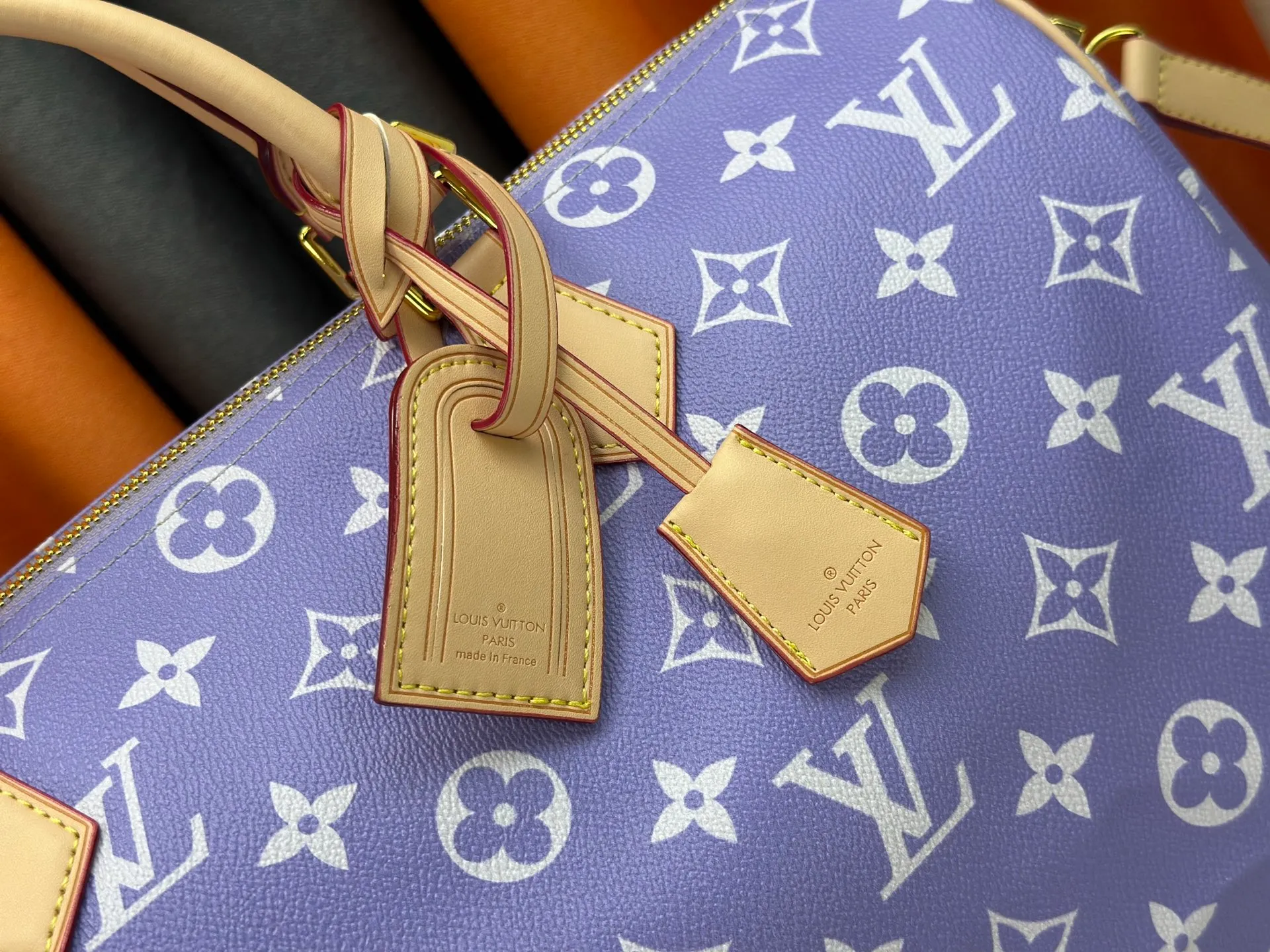 P320 Upgraded original M24420 M24441 M24424 This model has ostrich leather pattern. The Speedy Bandoulière 40 Monogram Leather handbag is made of soft cow leather and uses Monogram pattern to reproduce the elegant look and feel of canvas printing. Dazzling metal hardware, sheepskin lining and nameplate all reflect Creative Director Pharrell Williams' relentless attention to detail. 40x27x20cm (length x height x width)