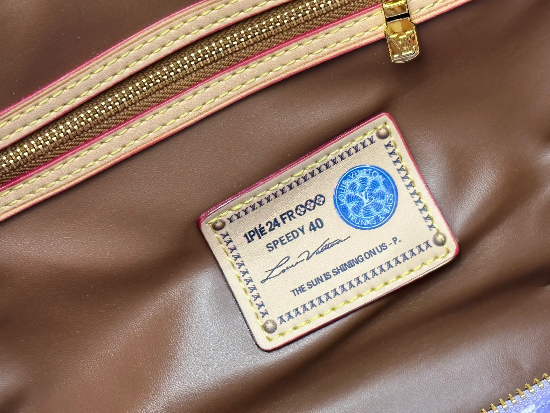 P320 Upgraded original M24420 M24441 M24424 This model has ostrich leather pattern. The Speedy Bandoulière 40 Monogram Leather handbag is made of soft cow leather and uses Monogram pattern to reproduce the elegant look and feel of canvas printing. Dazzling metal hardware, sheepskin lining and nameplate all reflect Creative Director Pharrell Williams' relentless attention to detail. 40x27x20cm (length x height x width)