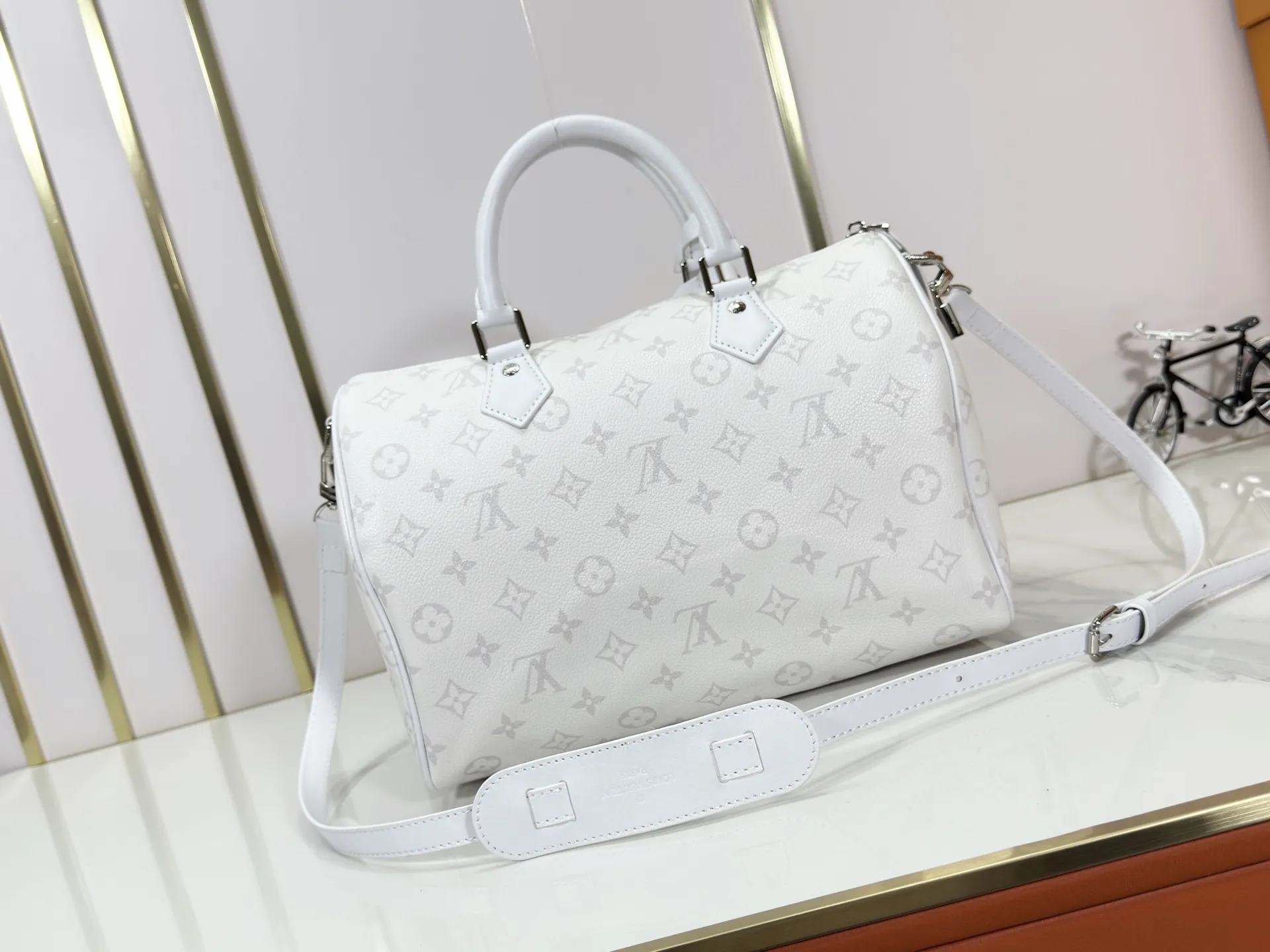 P280 Upgraded original M24425 M25670 M40391 This Speedy Soft 30 handbag is made of cow leather in a fresh spring tone, with the Monogram Bold pattern of the Minigram Bold 2025 spring and summer series. The dazzling metalwork and key holder are exquisite details, and the exclusive colorful decoration pays homage to the Petite Malle handbag created by Nicolas Ghesquière for the 2024 Pre-Fall collection. The slender shoulder strap makes it easy to wear cross-body. Dimensions: 30.0 x 21.0 x 17.0 cm (length x height x width)