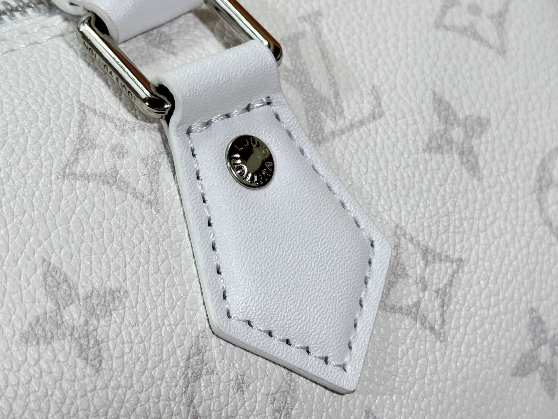 P280 Upgraded original M24425 M25670 M40391 This Speedy Soft 30 handbag is made of cow leather in a fresh spring tone, with the Monogram Bold pattern of the Minigram Bold 2025 spring and summer series. The dazzling metalwork and key holder are exquisite details, and the exclusive colorful decoration pays homage to the Petite Malle handbag created by Nicolas Ghesquière for the 2024 Pre-Fall collection. The slender shoulder strap makes it easy to wear cross-body. Dimensions: 30.0 x 21.0 x 17.0 cm (length x height x width)