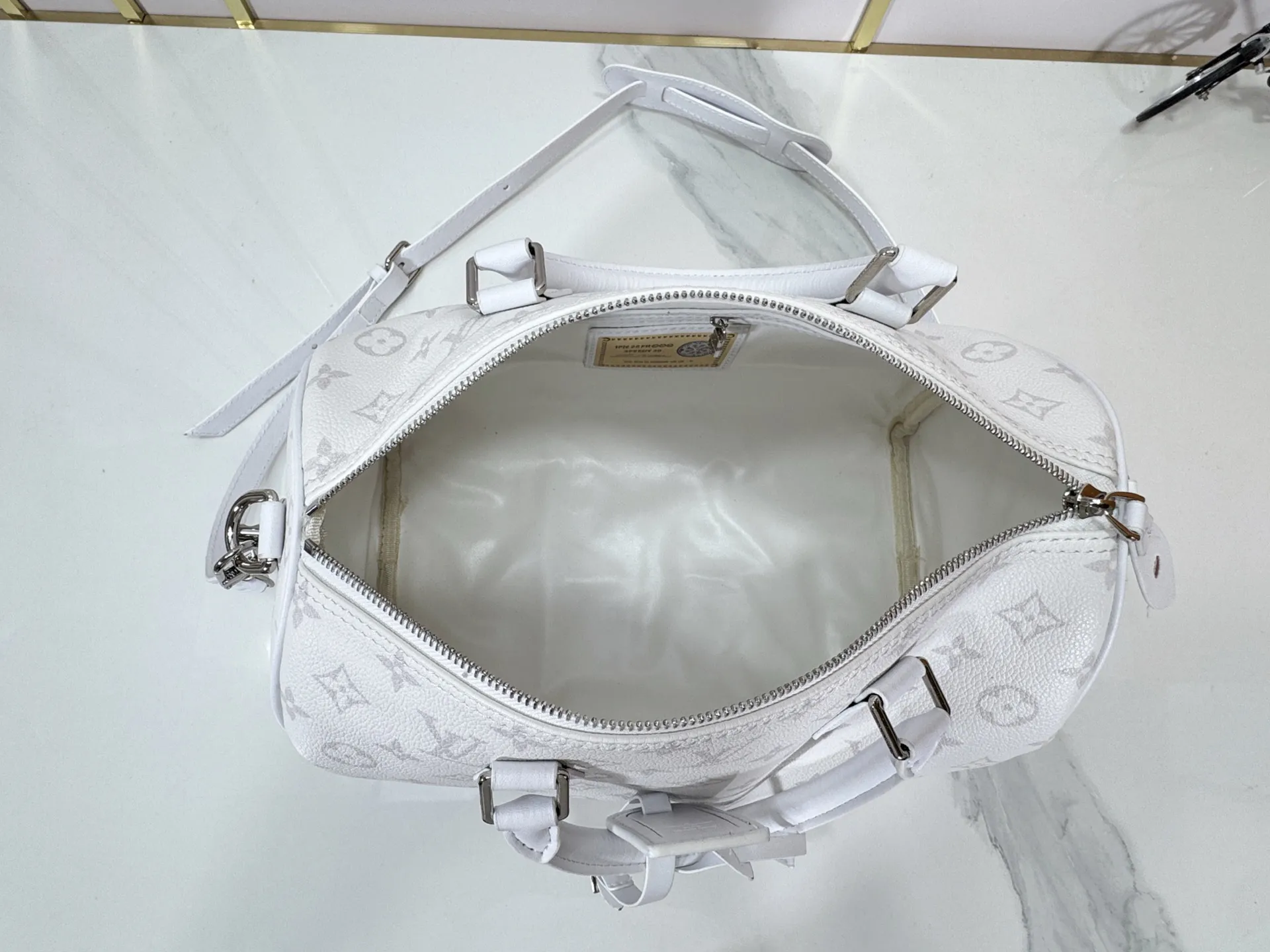 P280 Upgraded original M24425 M25670 M40391 This Speedy Soft 30 handbag is made of cow leather in a fresh spring tone, with the Monogram Bold pattern of the Minigram Bold 2025 spring and summer series. The dazzling metalwork and key holder are exquisite details, and the exclusive colorful decoration pays homage to the Petite Malle handbag created by Nicolas Ghesquière for the 2024 Pre-Fall collection. The slender shoulder strap makes it easy to wear cross-body. Dimensions: 30.0 x 21.0 x 17.0 cm (length x height x width)