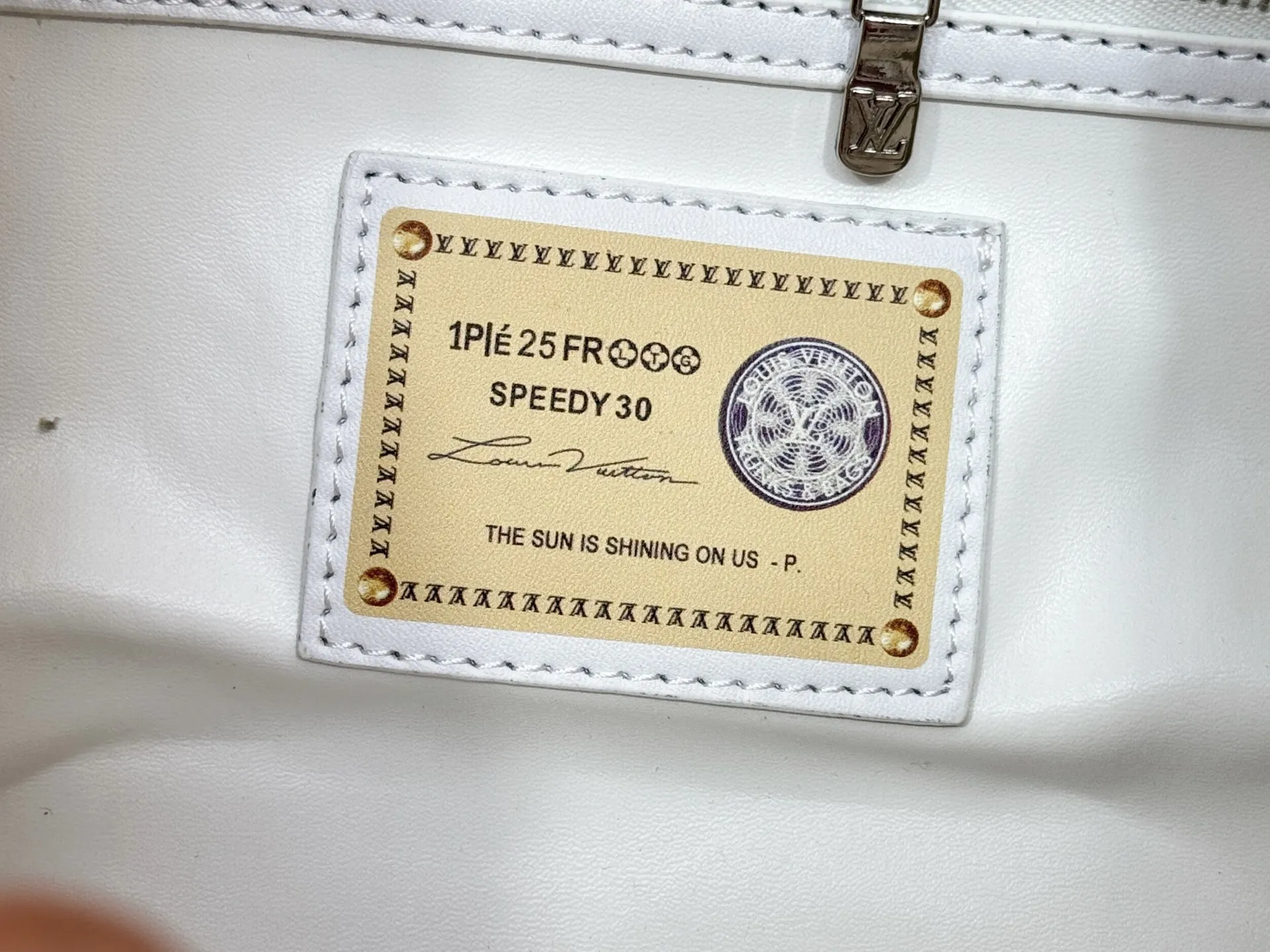 P280 Upgraded original M24425 M25670 M40391 This Speedy Soft 30 handbag is made of cow leather in a fresh spring tone, with the Monogram Bold pattern of the Minigram Bold 2025 spring and summer series. The dazzling metalwork and key holder are exquisite details, and the exclusive colorful decoration pays homage to the Petite Malle handbag created by Nicolas Ghesquière for the 2024 Pre-Fall collection. The slender shoulder strap makes it easy to wear cross-body. Dimensions: 30.0 x 21.0 x 17.0 cm (length x height x width)