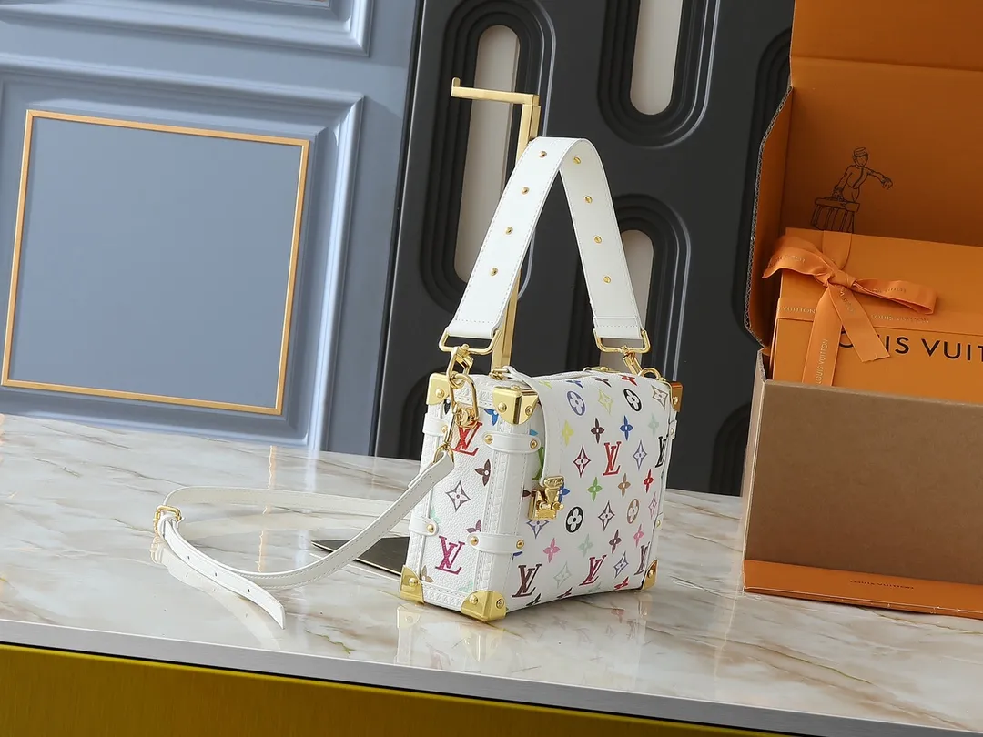 💰280💰Upgraded from the original M14046 M46358. This medium-sized Side Trunk handbag uses a humorous Monogram pattern to express the smart style of the Louis Vuitton The square shape is a nod to the brand's classic luggage, and the removable studded handle and shoulder strap allow for flexible carrying. Dimensions: 23.5 x 16.0 x 8.5 cm (length x height x width)
