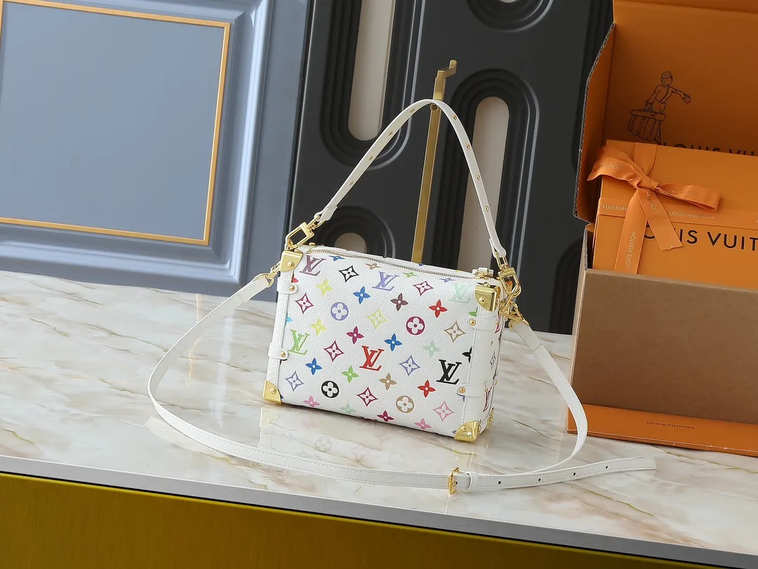 💰280💰Upgraded from the original M14046 M46358. This medium-sized Side Trunk handbag uses a humorous Monogram pattern to express the smart style of the Louis Vuitton The square shape is a nod to the brand's classic luggage, and the removable studded handle and shoulder strap allow for flexible carrying. Dimensions: 23.5 x 16.0 x 8.5 cm (length x height x width)