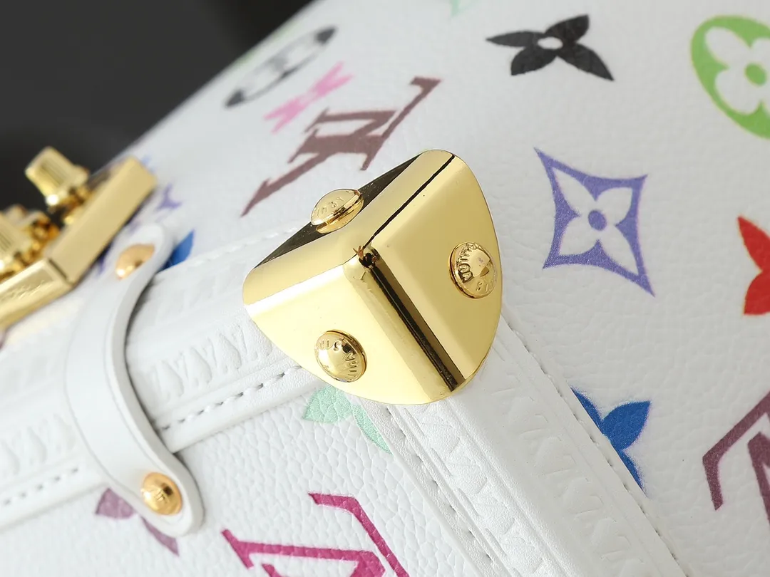 💰280💰Upgraded from the original M14046 M46358. This medium-sized Side Trunk handbag uses a humorous Monogram pattern to express the smart style of the Louis Vuitton The square shape is a nod to the brand's classic luggage, and the removable studded handle and shoulder strap allow for flexible carrying. Dimensions: 23.5 x 16.0 x 8.5 cm (length x height x width)
