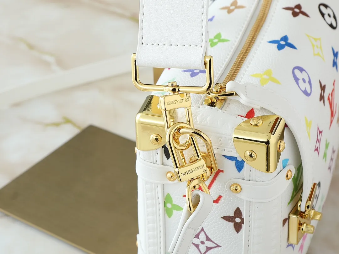 💰280💰Upgraded from the original M14046 M46358. This medium-sized Side Trunk handbag uses a humorous Monogram pattern to express the smart style of the Louis Vuitton The square shape is a nod to the brand's classic luggage, and the removable studded handle and shoulder strap allow for flexible carrying. Dimensions: 23.5 x 16.0 x 8.5 cm (length x height x width)