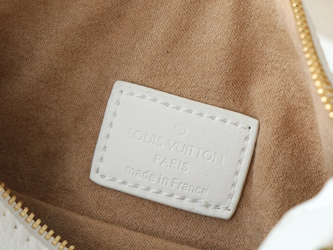 💰280💰Upgraded from the original M14046 M46358. This medium-sized Side Trunk handbag uses a humorous Monogram pattern to express the smart style of the Louis Vuitton The square shape is a nod to the brand's classic luggage, and the removable studded handle and shoulder strap allow for flexible carrying. Dimensions: 23.5 x 16.0 x 8.5 cm (length x height x width)
