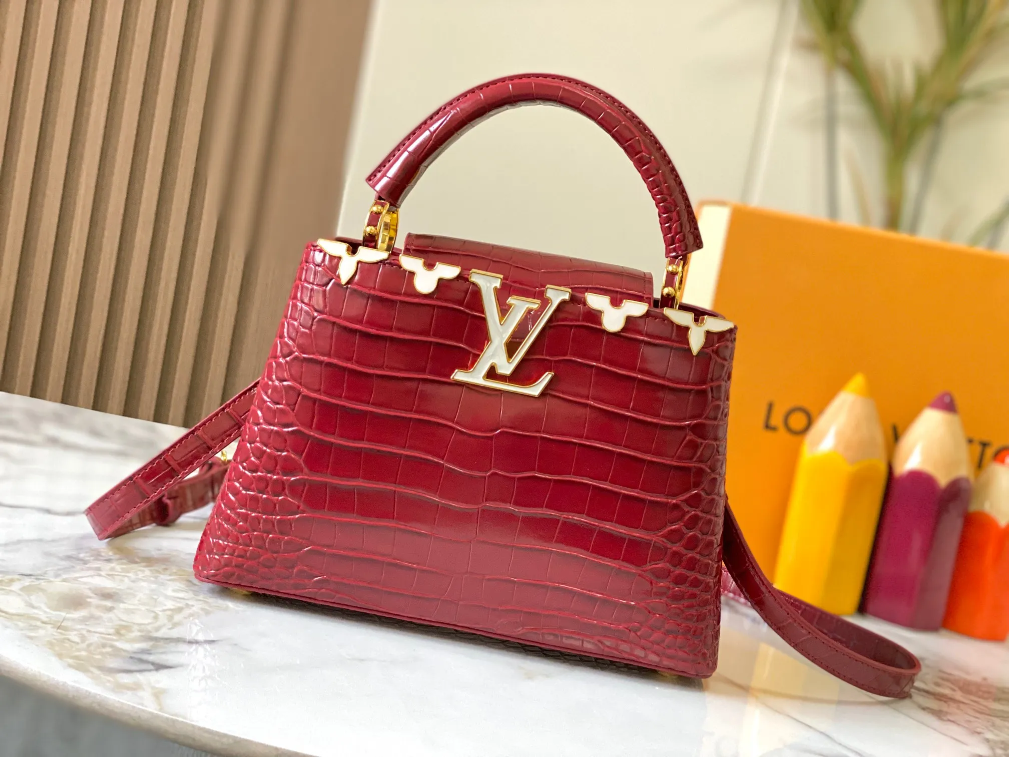 p460【Guangzhou top quality original】M86154 This Capucines BB handbag is made of Monogram crocodile pattern with pointed flowers and decorative lines, with LV letters and woven chains injecting metal edges, and with contrasting leather trims. The flip cover can be placed externally or internally, and the neat inner layer and multiple carrying methods complete the functional details.  27 x 18 x 9 cm (length x height x width)