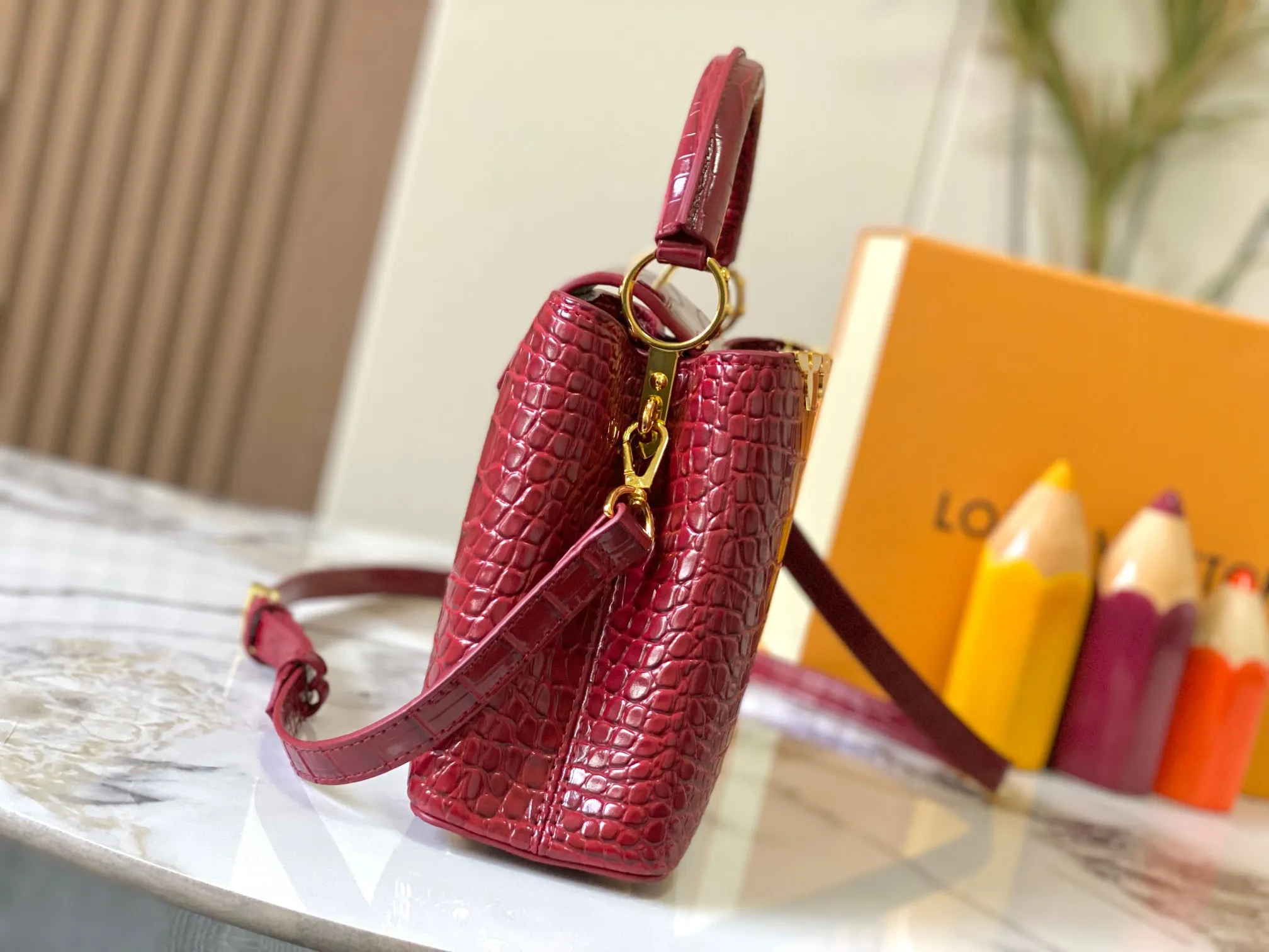 p460【Guangzhou top quality original】M86154 This Capucines BB handbag is made of Monogram crocodile pattern with pointed flowers and decorative lines, with LV letters and woven chains injecting metal edges, and with contrasting leather trims. The flip cover can be placed externally or internally, and the neat inner layer and multiple carrying methods complete the functional details.  27 x 18 x 9 cm (length x height x width)