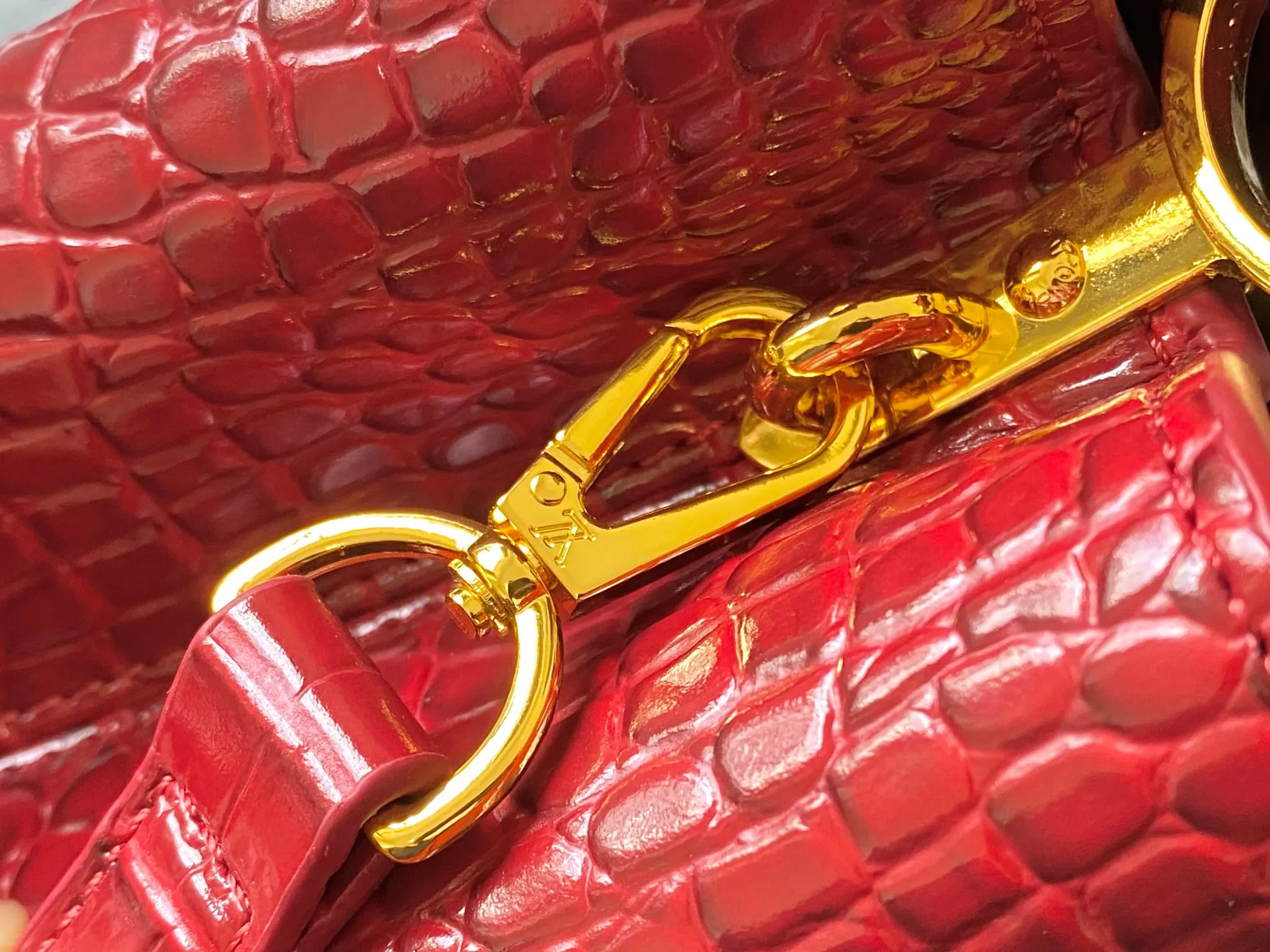 p460【Guangzhou top quality original】M86154 This Capucines BB handbag is made of Monogram crocodile pattern with pointed flowers and decorative lines, with LV letters and woven chains injecting metal edges, and with contrasting leather trims. The flip cover can be placed externally or internally, and the neat inner layer and multiple carrying methods complete the functional details.  27 x 18 x 9 cm (length x height x width)