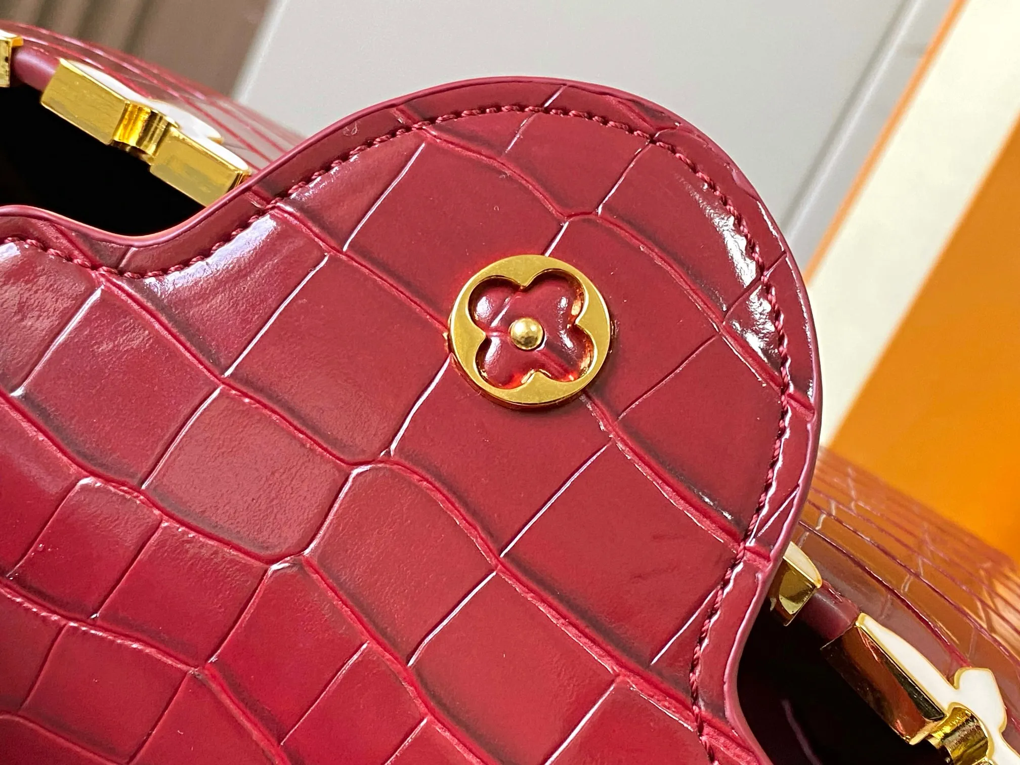 p460【Guangzhou top quality original】M86154 This Capucines BB handbag is made of Monogram crocodile pattern with pointed flowers and decorative lines, with LV letters and woven chains injecting metal edges, and with contrasting leather trims. The flip cover can be placed externally or internally, and the neat inner layer and multiple carrying methods complete the functional details.  27 x 18 x 9 cm (length x height x width)