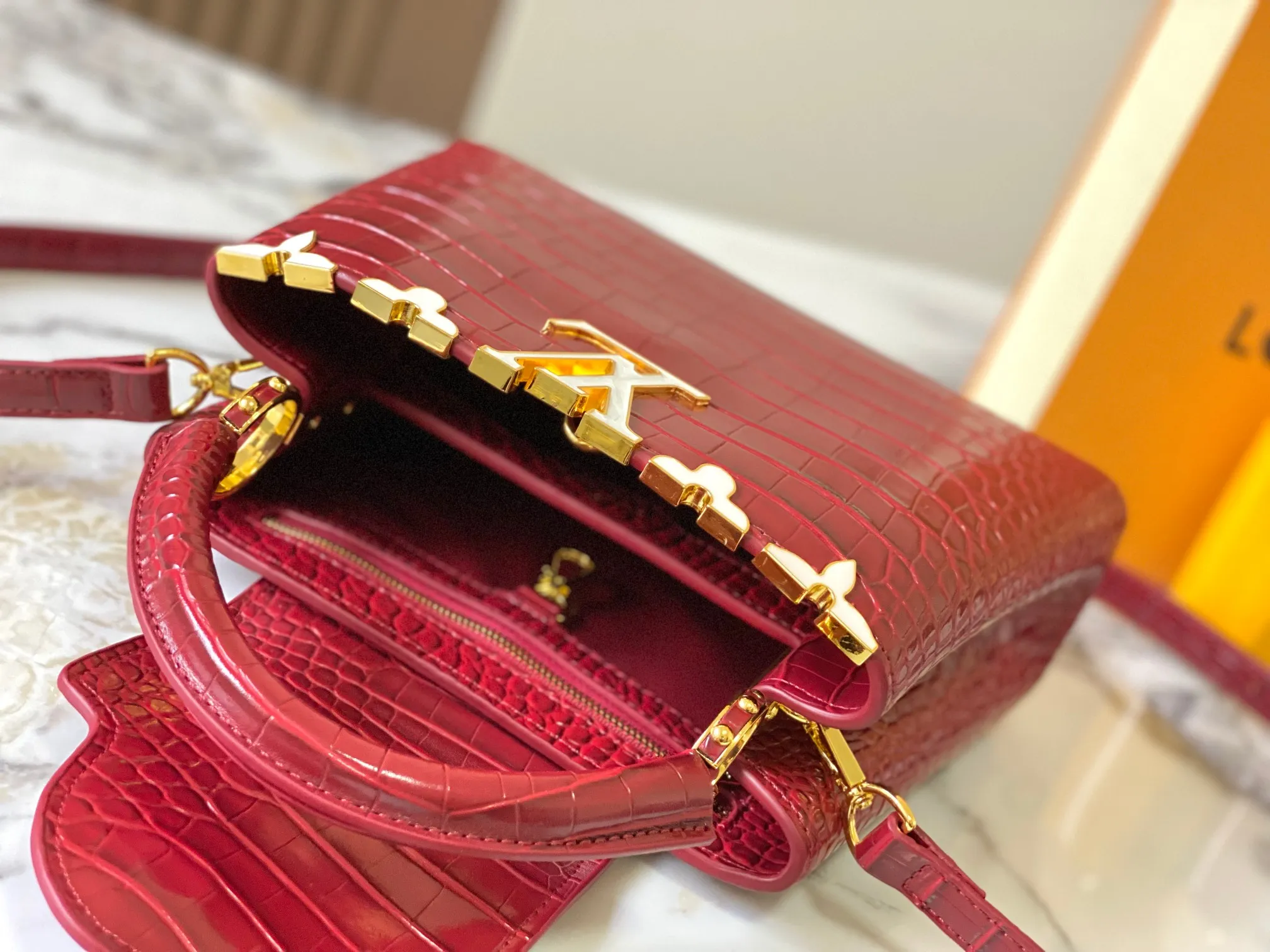 p460【Guangzhou top quality original】M86154 This Capucines BB handbag is made of Monogram crocodile pattern with pointed flowers and decorative lines, with LV letters and woven chains injecting metal edges, and with contrasting leather trims. The flip cover can be placed externally or internally, and the neat inner layer and multiple carrying methods complete the functional details.  27 x 18 x 9 cm (length x height x width)