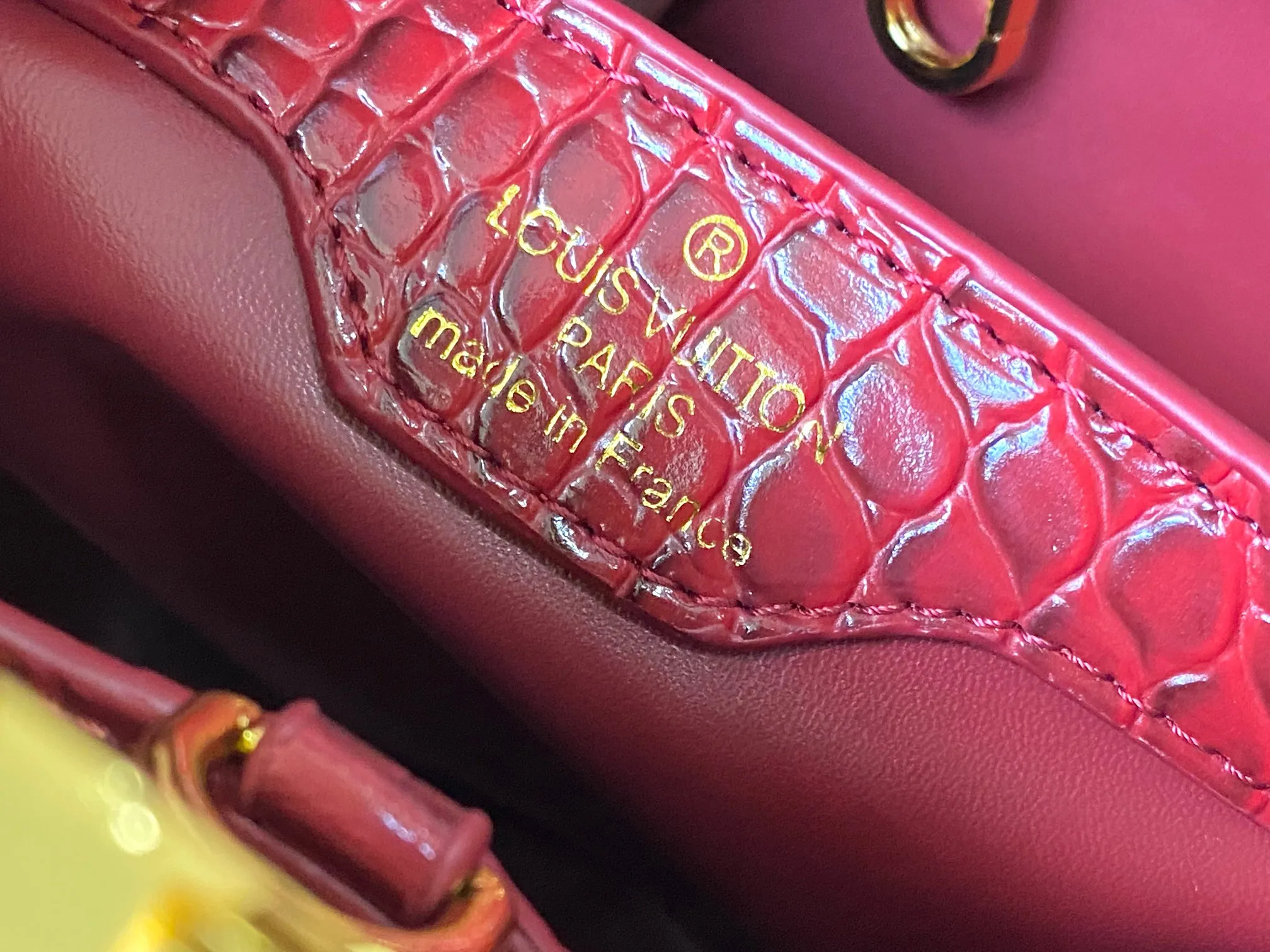 p460【Guangzhou top quality original】M86154 This Capucines BB handbag is made of Monogram crocodile pattern with pointed flowers and decorative lines, with LV letters and woven chains injecting metal edges, and with contrasting leather trims. The flip cover can be placed externally or internally, and the neat inner layer and multiple carrying methods complete the functional details.  27 x 18 x 9 cm (length x height x width)
