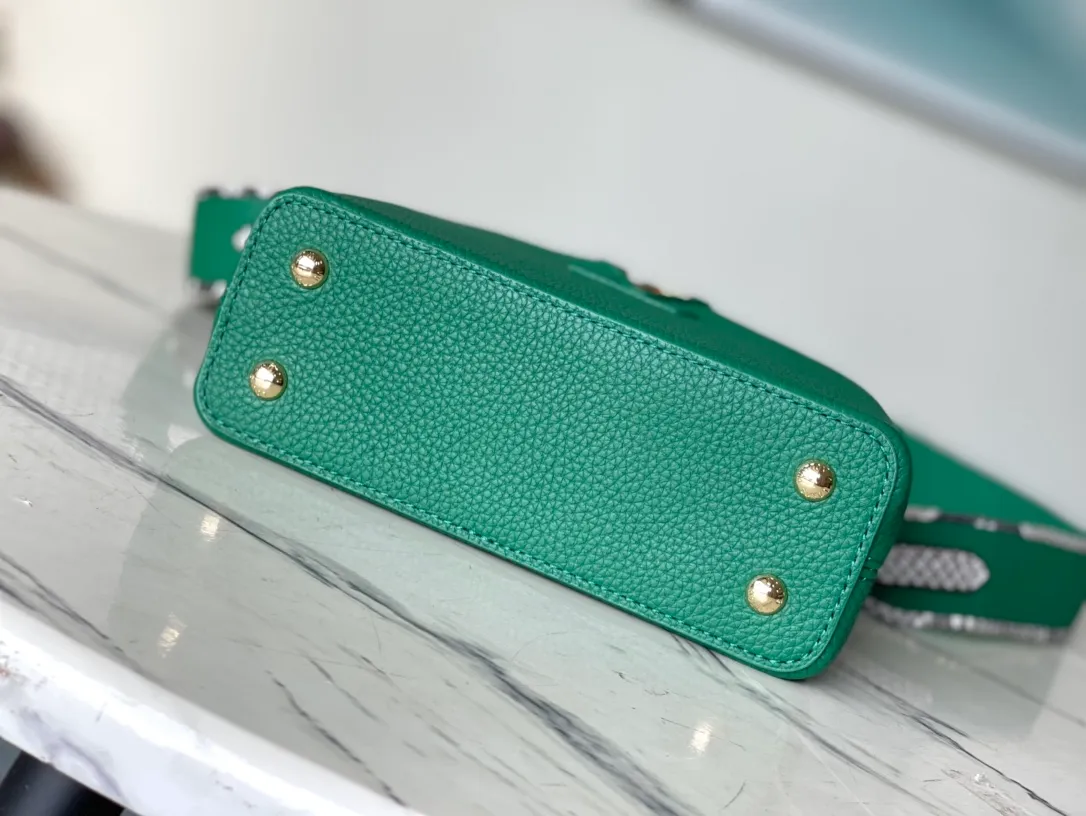 💰1860 (extra-grade original leather) N99387/M95509 green snake shoulder. This Capucines mini handbag is exquisitely constructed with full-grain Taurillon leather. It is equipped with a top handle, two flaps and a logo outlined in luster python leather, making it a gorgeous choice for both day and night. The detachable wide shoulder strap allows for an avant-garde look when worn on the shoulder or crossbody. Size: 21 *14 * 8cm