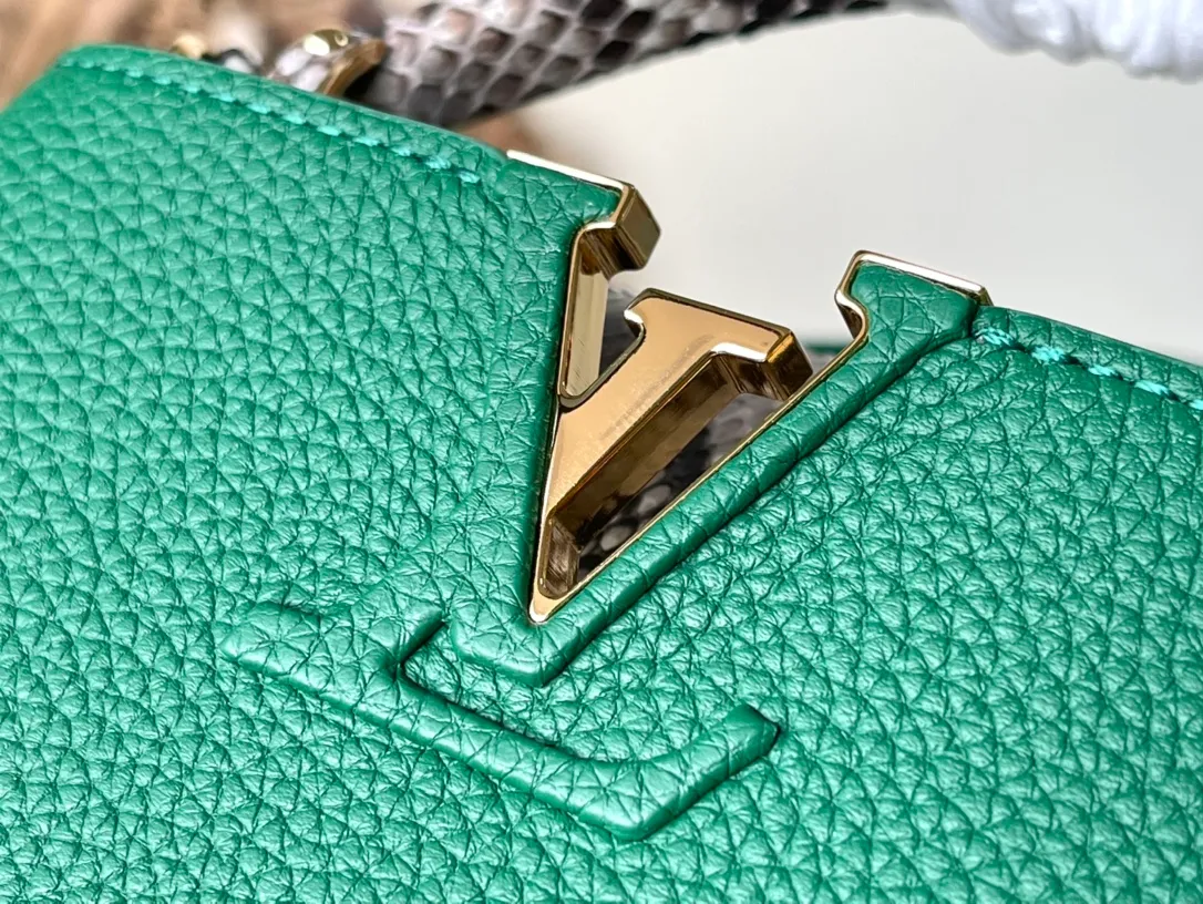 💰1860 (extra-grade original leather) N99387/M95509 green snake shoulder. This Capucines mini handbag is exquisitely constructed with full-grain Taurillon leather. It is equipped with a top handle, two flaps and a logo outlined in luster python leather, making it a gorgeous choice for both day and night. The detachable wide shoulder strap allows for an avant-garde look when worn on the shoulder or crossbody. Size: 21 *14 * 8cm