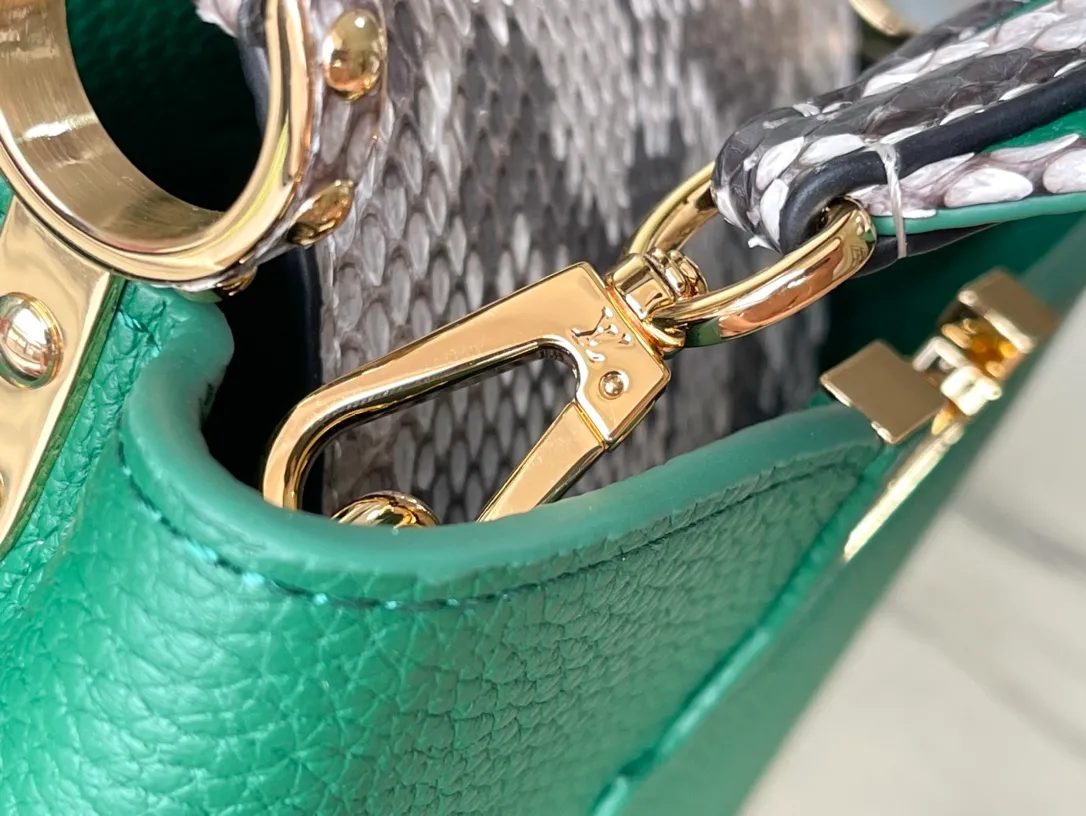 💰1860 (extra-grade original leather) N99387/M95509 green snake shoulder. This Capucines mini handbag is exquisitely constructed with full-grain Taurillon leather. It is equipped with a top handle, two flaps and a logo outlined in luster python leather, making it a gorgeous choice for both day and night. The detachable wide shoulder strap allows for an avant-garde look when worn on the shoulder or crossbody. Size: 21 *14 * 8cm