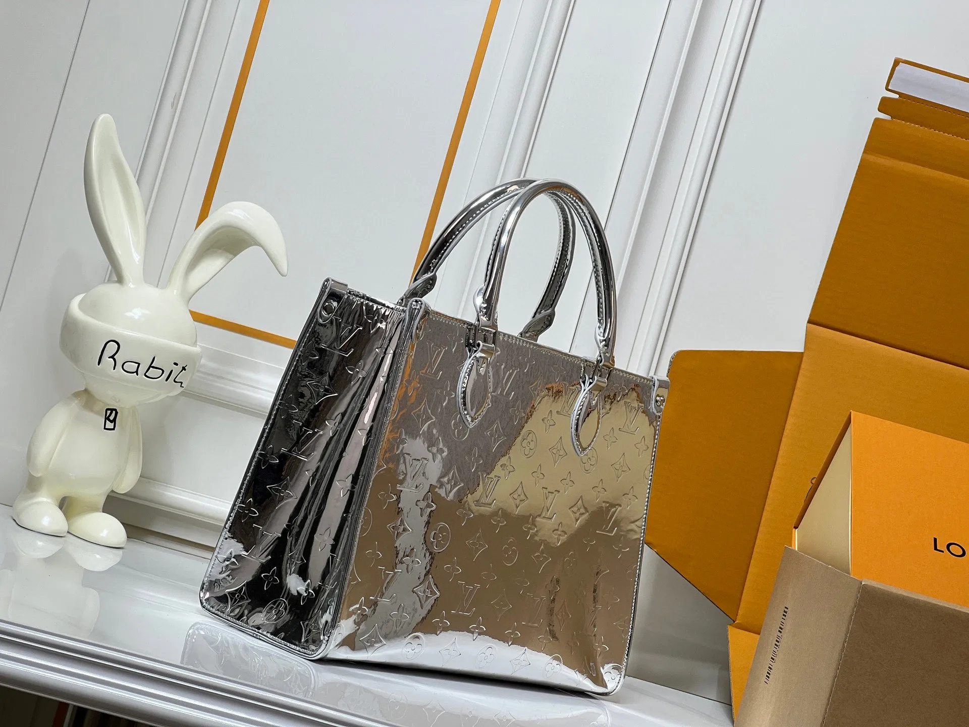 Batch 280💰M45039 M26373 This OnTheGo medium handbag joins the LVSki series in the Monogram Miroir version. Laminated canvas ensures durability. The Silver tone and matching metal pieces create a gleaming look. Built-in pockets can store daily necessities such as small books. Dimensions: 34x27x14