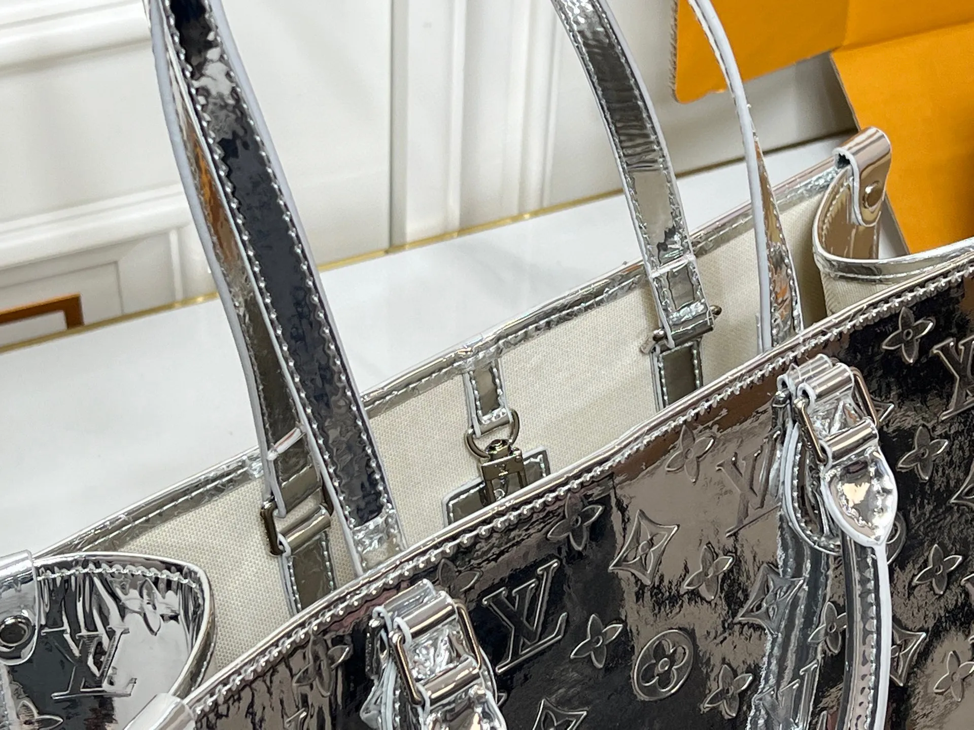 Batch 280💰M45039 M26373 This OnTheGo medium handbag joins the LVSki series in the Monogram Miroir version. Laminated canvas ensures durability. The Silver tone and matching metal pieces create a gleaming look. Built-in pockets can store daily necessities such as small books. Dimensions: 34x27x14