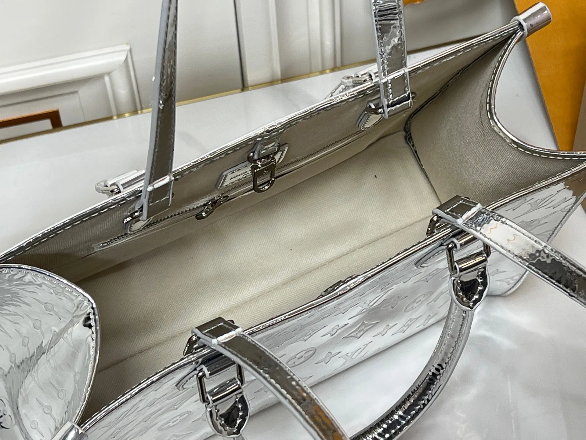 Batch 280💰M45039 M26373 This OnTheGo medium handbag joins the LVSki series in the Monogram Miroir version. Laminated canvas ensures durability. The Silver tone and matching metal pieces create a gleaming look. Built-in pockets can store daily necessities such as small books. Dimensions: 34x27x14