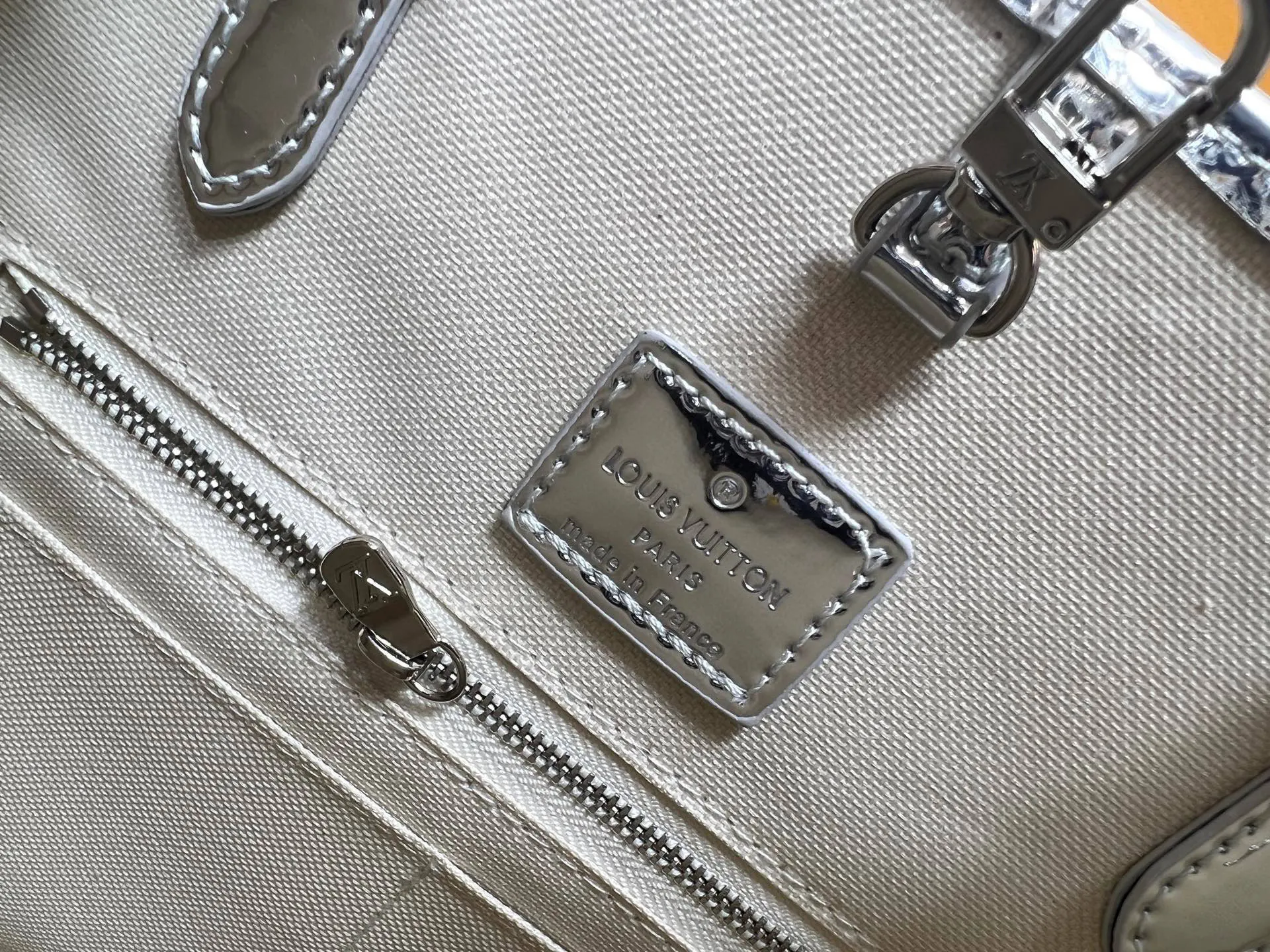 Batch 280💰M45039 M26373 This OnTheGo medium handbag joins the LVSki series in the Monogram Miroir version. Laminated canvas ensures durability. The Silver tone and matching metal pieces create a gleaming look. Built-in pockets can store daily necessities such as small books. Dimensions: 34x27x14