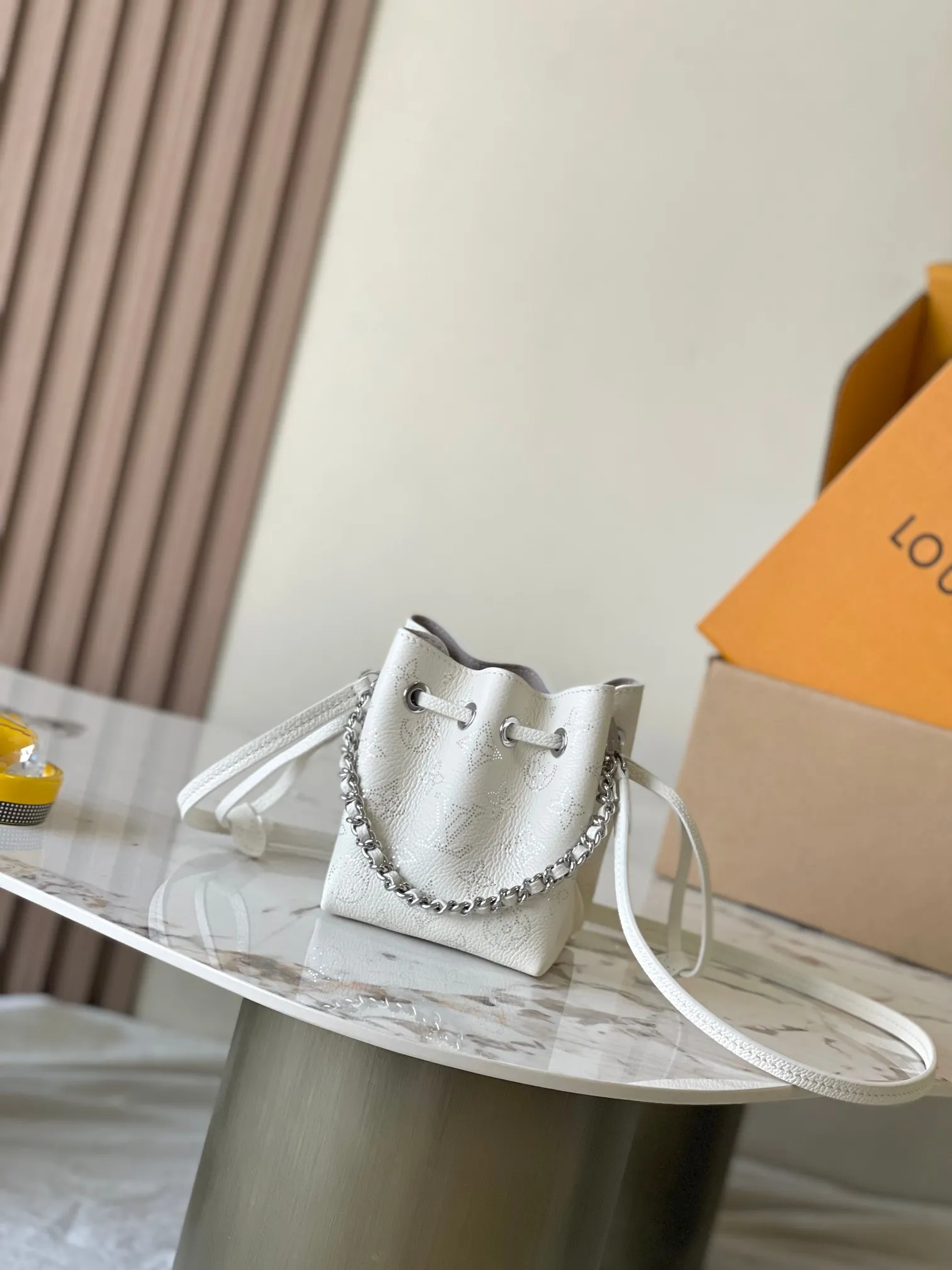 p2700 [Special grade MB chip version original leather] PICO BELLA mini bucket handbag Model: M12764 white dynamic chip version 163C Material: A-grade all-steel hardware, imported original fabric Packaging: full set of original duty-free MB packaging Size: 13*11*10.5CM