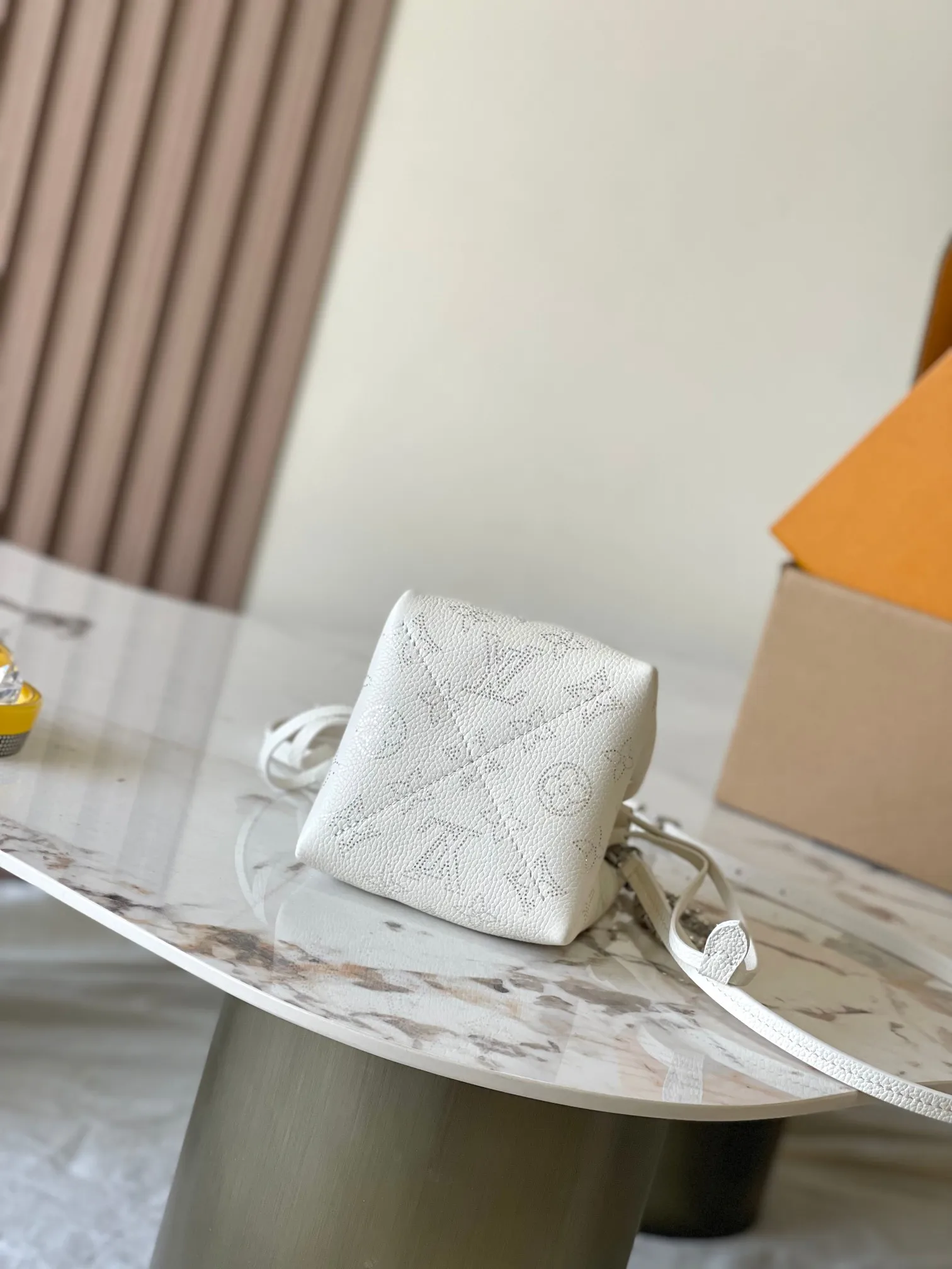 p2700 [Special grade MB chip version original leather] PICO BELLA mini bucket handbag Model: M12764 white dynamic chip version 163C Material: A-grade all-steel hardware, imported original fabric Packaging: full set of original duty-free MB packaging Size: 13*11*10.5CM