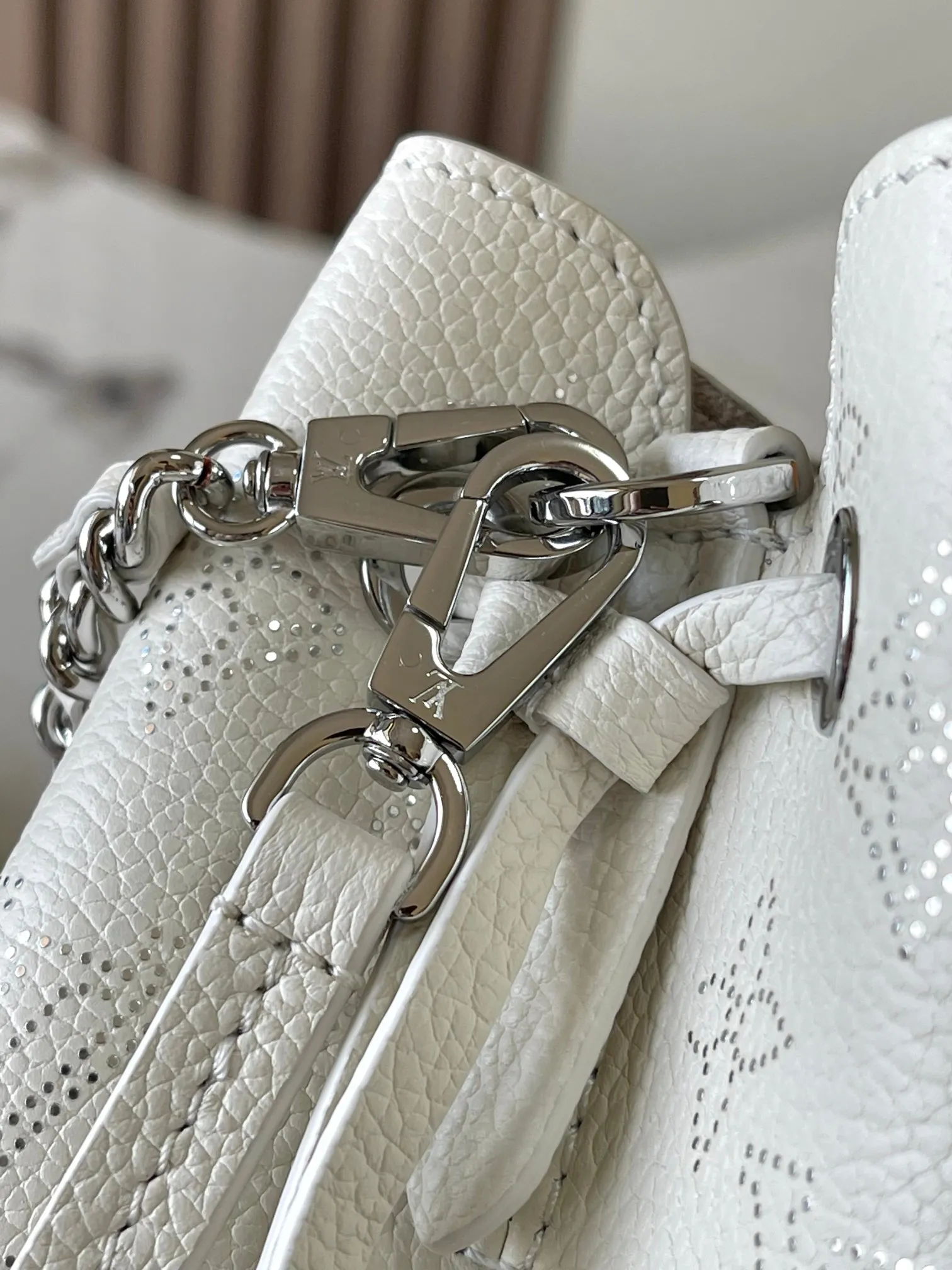 p2700 [Special grade MB chip version original leather] PICO BELLA mini bucket handbag Model: M12764 white dynamic chip version 163C Material: A-grade all-steel hardware, imported original fabric Packaging: full set of original duty-free MB packaging Size: 13*11*10.5CM