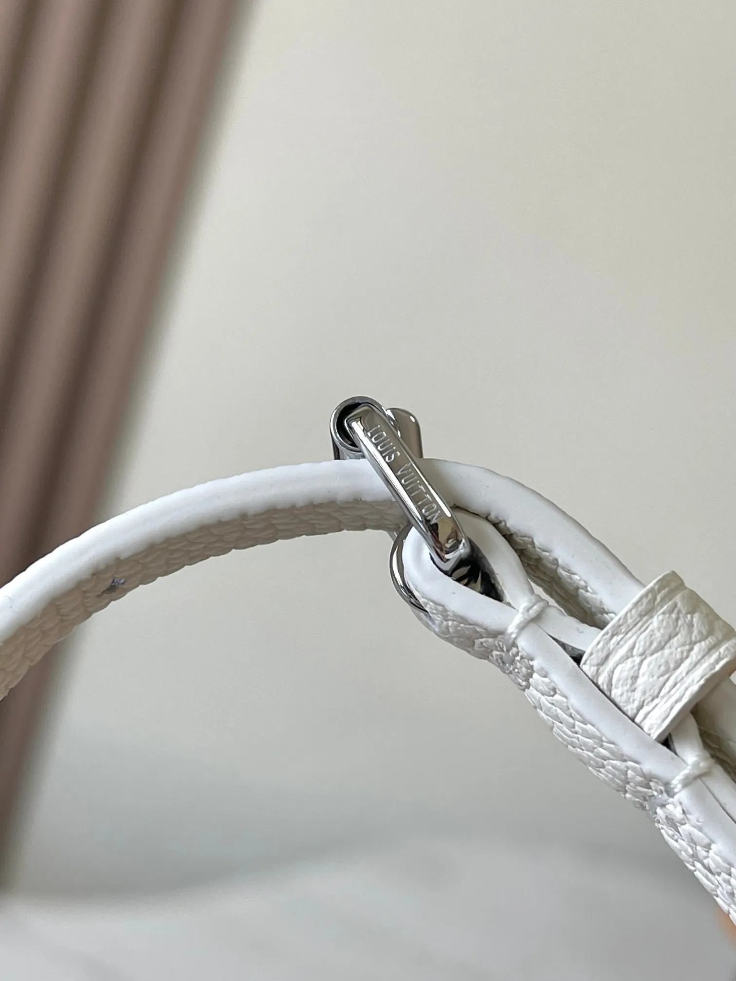 p2700 [Special grade MB chip version original leather] PICO BELLA mini bucket handbag Model: M12764 white dynamic chip version 163C Material: A-grade all-steel hardware, imported original fabric Packaging: full set of original duty-free MB packaging Size: 13*11*10.5CM