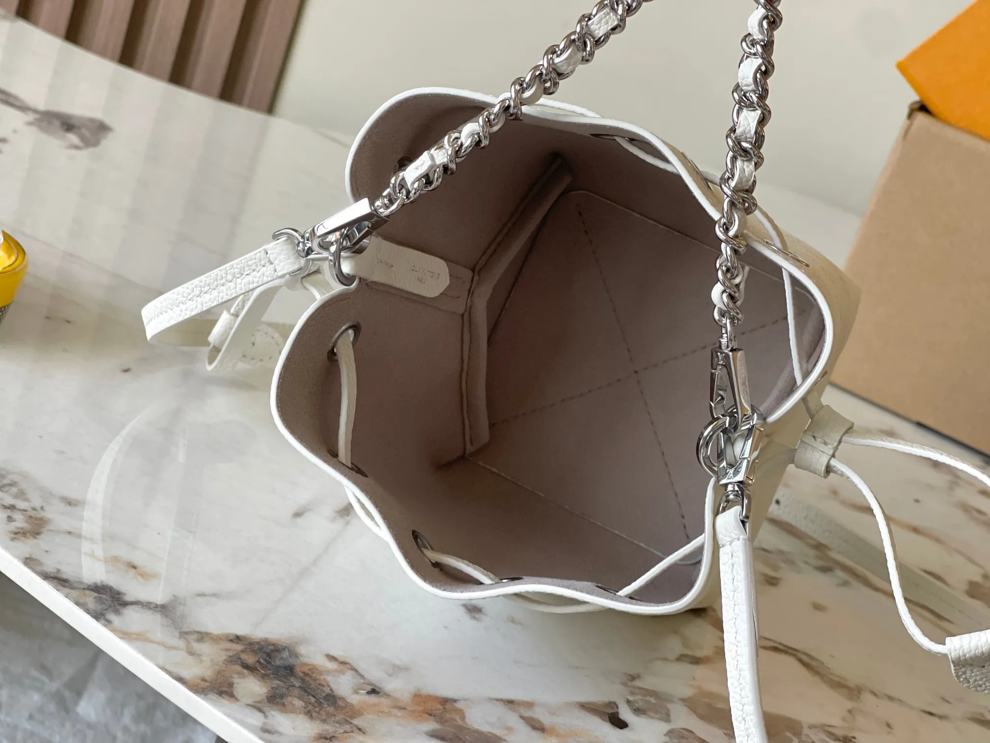 p2700 [Special grade MB chip version original leather] PICO BELLA mini bucket handbag Model: M12764 white dynamic chip version 163C Material: A-grade all-steel hardware, imported original fabric Packaging: full set of original duty-free MB packaging Size: 13*11*10.5CM