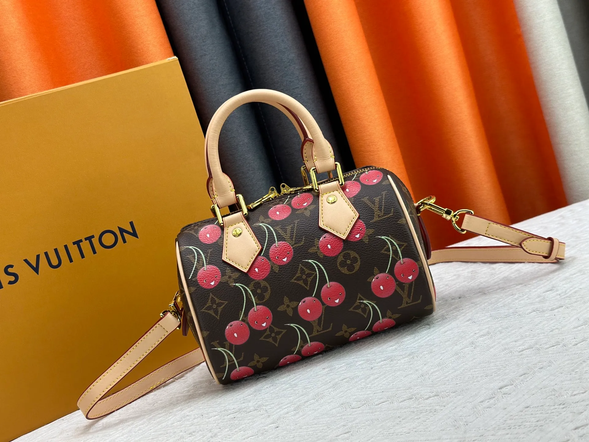 P260 Upgraded original version This cherry 🍒M13094 M46234 M46222 Speedy Bandoulière 20 handbag is made of soft coated canvas, and the full-length Monogram pattern is traced in colorful rainbow tones, highlighting the smart style of the Louis Vuitton x Murakami reissue series. The Toron handle and detachable shoulder strap are constructed of cow leather, the metal corners recall classic luggage elements, and the bow-shaped key bag and padlock add brand touches. Dimensions: 20.5 x 13.5 x 12.0 cm (length x height x width)